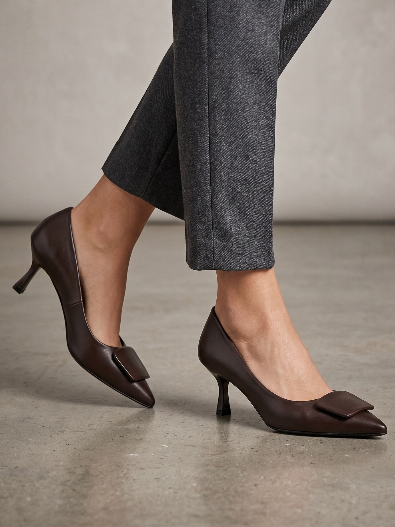 Sapato de Salto Alto Stiletto Buonarotti Mulher; Pumps Castanhos Escuro de Bico Fino com Fivela Quadrada; Calçado Elegante para Casamento e Escritório