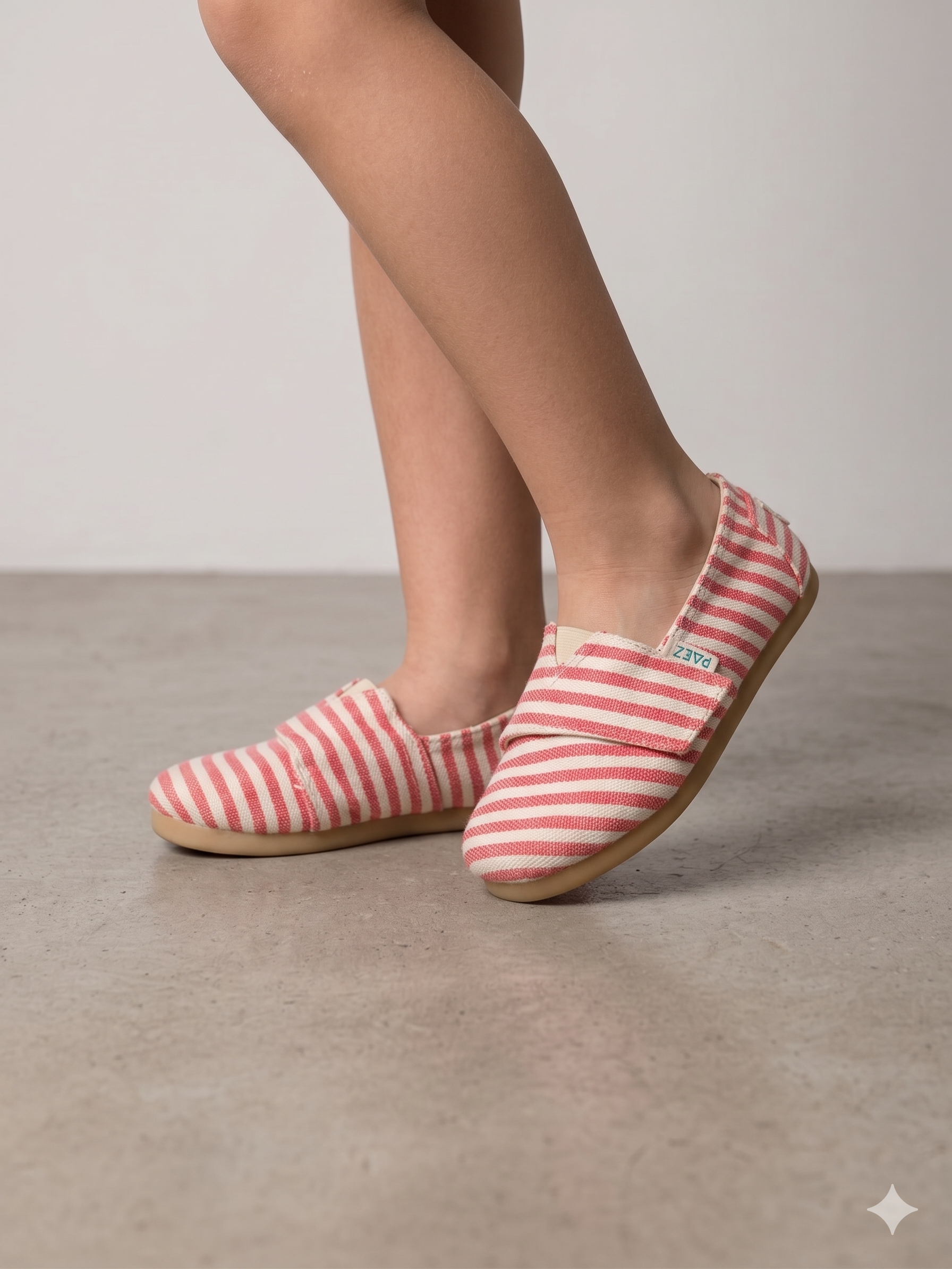 Alpargatas Infantis Paez com Riscas Vermelhas e Brancas; Sapatos de Lona para Criança com Fecho de Velcro; Calçado Casual Confortável e Respirável para Verão; Alpargatas Clássicas de Tecido com Sola de Borracha