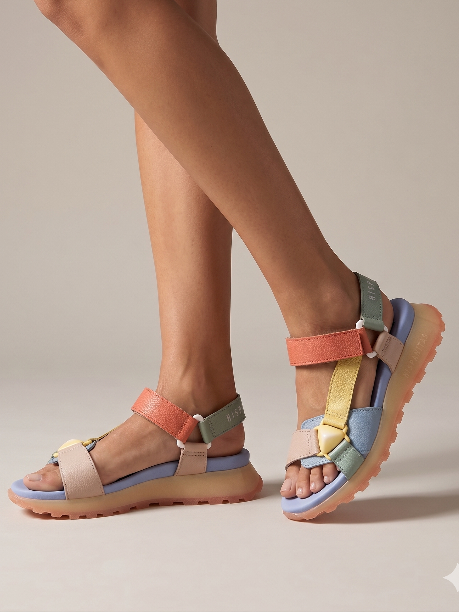 Sandálias Hispanitas Mulher Multicolor Azul Amarelo Laranja Salmon Verde Bege; Sandálias de Plataforma Estilo Desportivo em Pele; Alças de Velcro Confortáveis e Sola Tratorada
