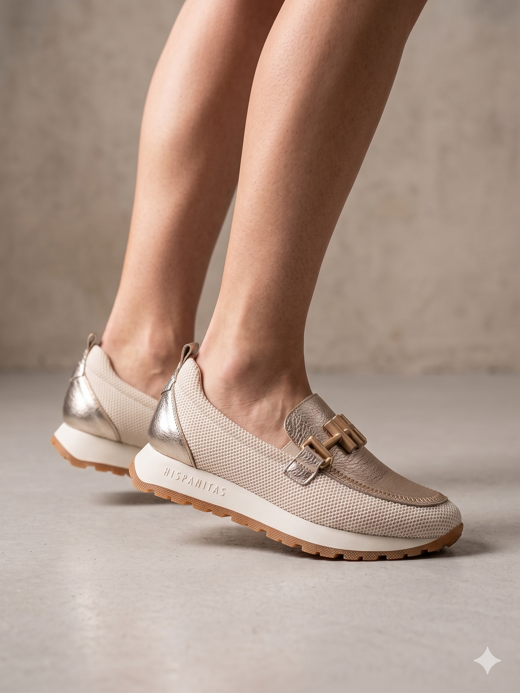 Mocassim Hispanitas Mulher Dourados; Sapatos Mocassins Desportivos em Pele com Malha Respirável e Detalhe de Fivela Metálica Confortáveis
