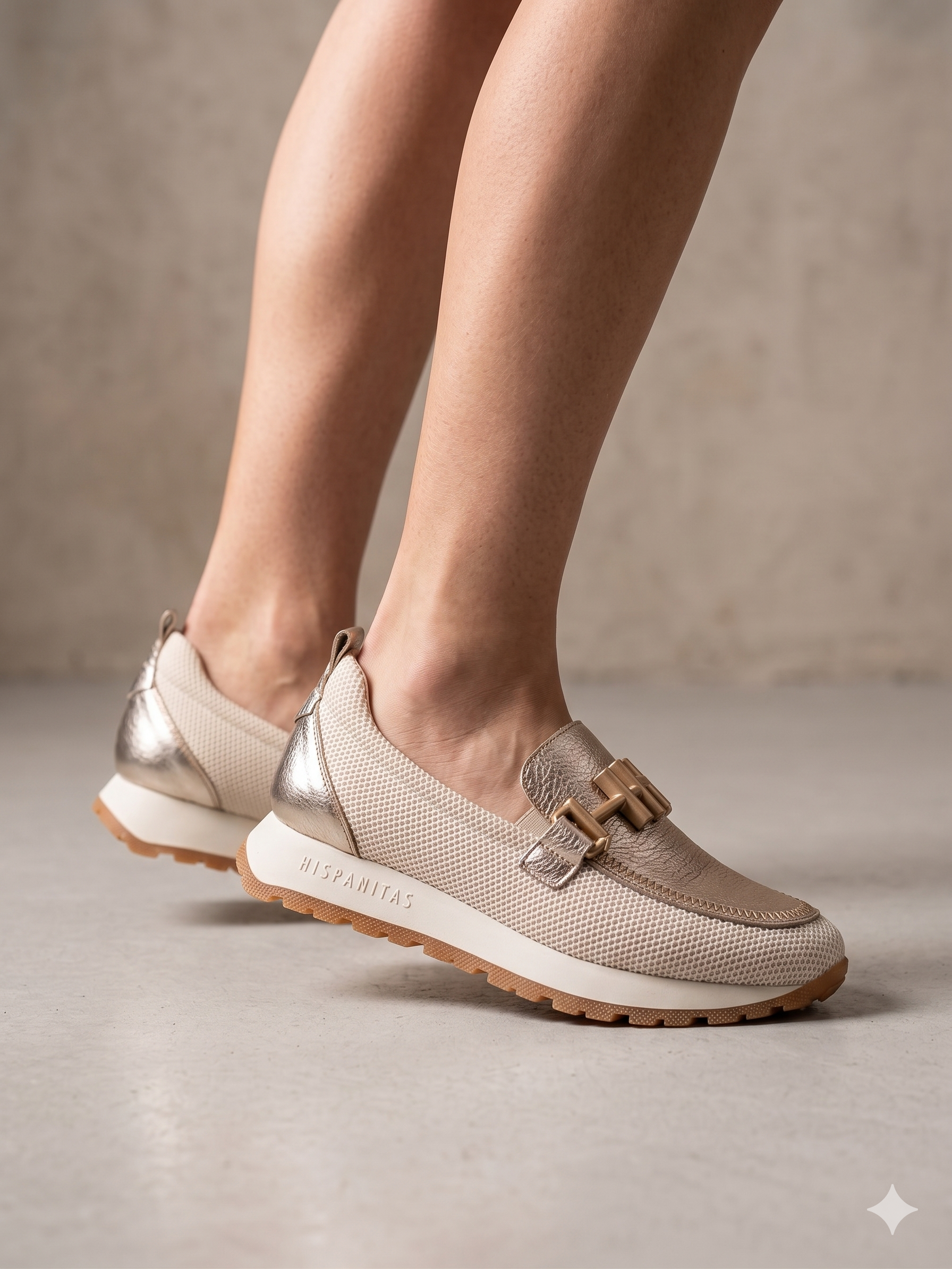 Mocassim Hispanitas Mulher Dourados; Sapatos Mocassins Desportivos em Pele com Malha Respirável e Detalhe de Fivela Metálica Confortáveis