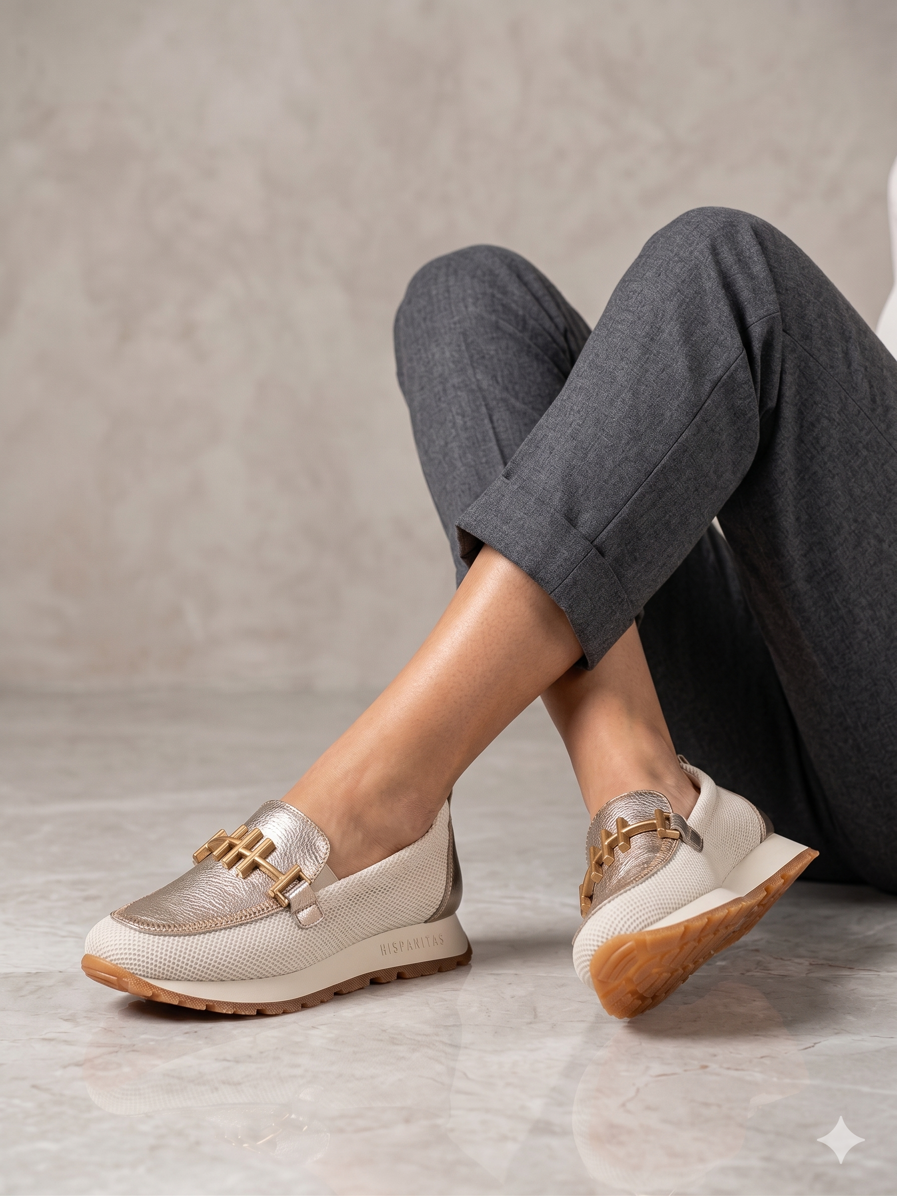 Mocassim Hispanitas Mulher Dourados; Sapatos Mocassins Desportivos em Pele com Malha Respirável e Detalhe de Fivela Metálica Confortáveis