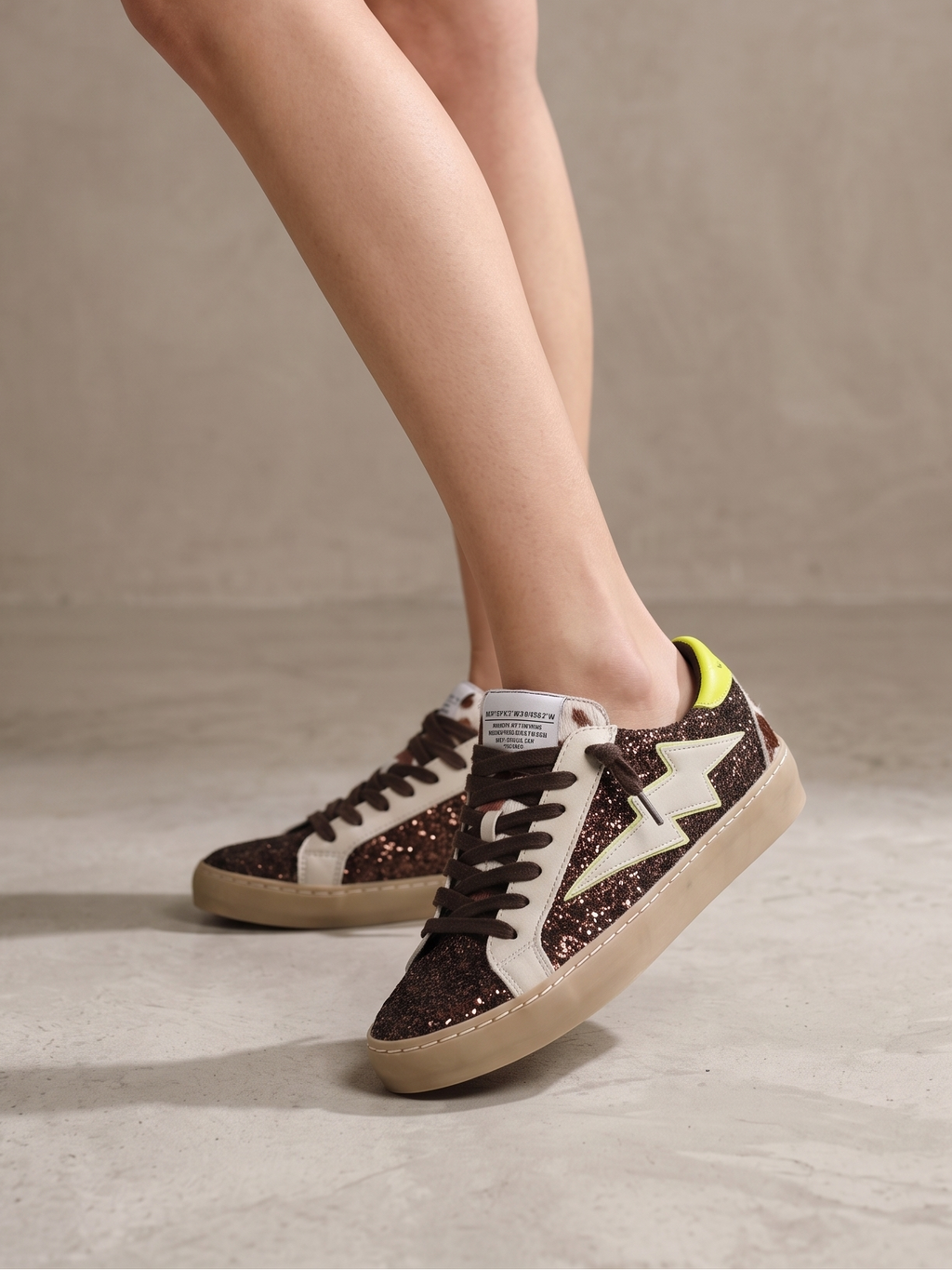 Sapatilhas Femininas Brilhantes com Glitter Castanho; Ténis Corina Casual de Moda com Detalhe de Raio Verde Neon e Sola Confortável; Calçado Estiloso para Senhora