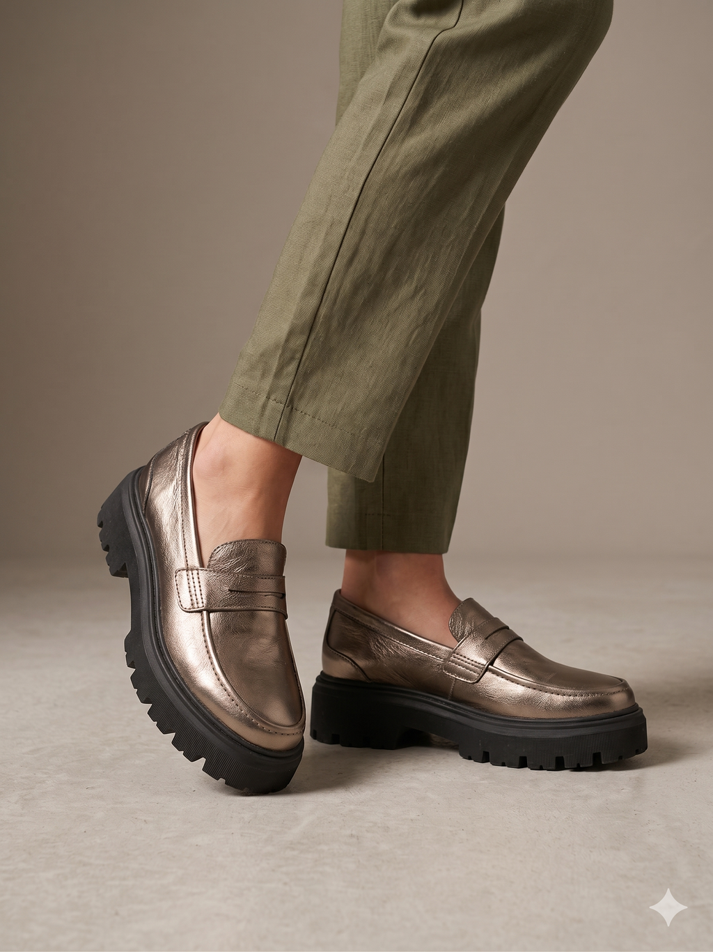 Sapato Mocassim Feminino Gioseppo Metalizado Bronze; Loafers de Pele com Sola Tratorada Alta; Calçado Moderno e Confortável Estilo Casual Chic Portugal