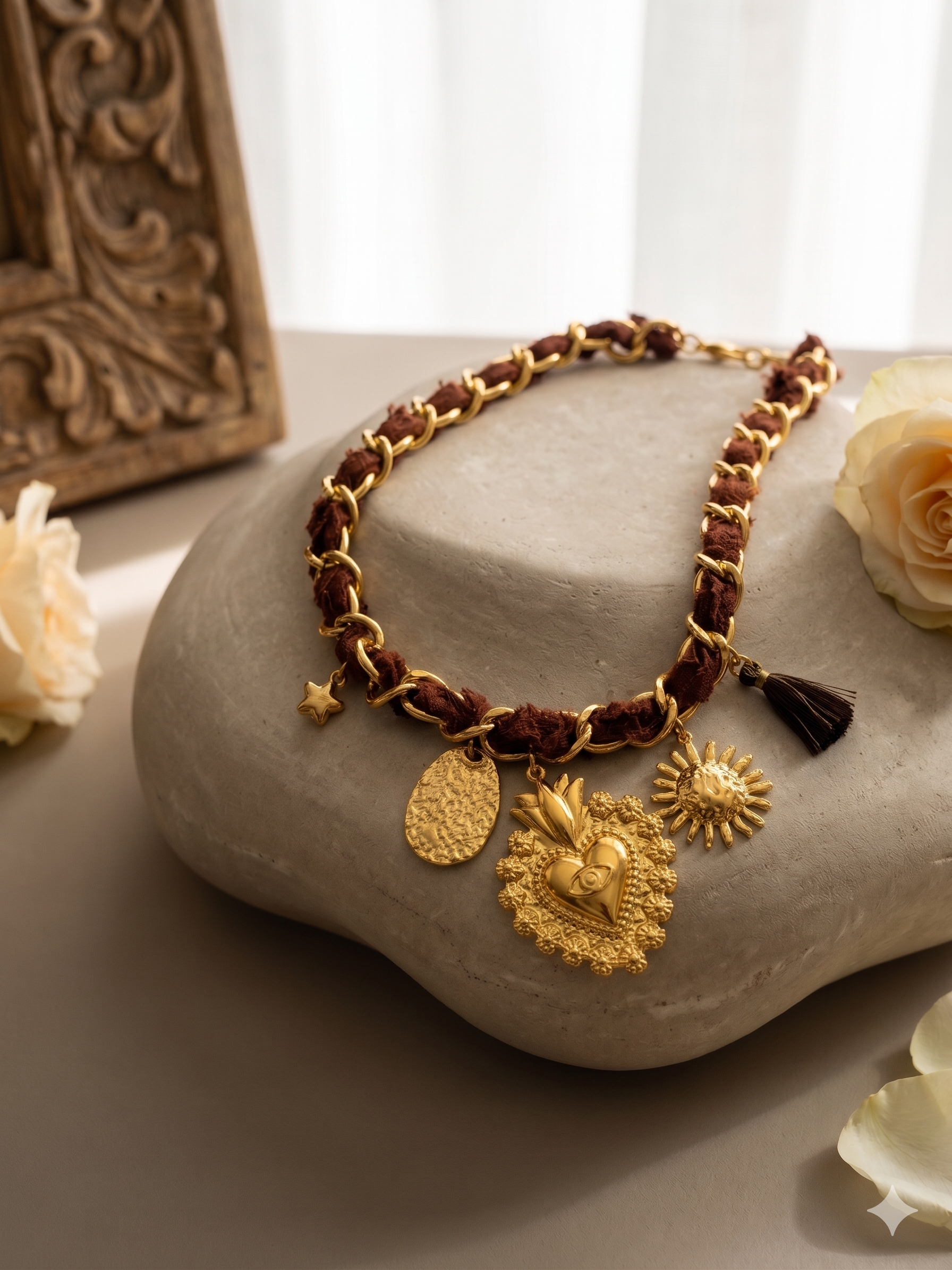 Colar de Corrente Dourada com Cordão Castanho Entrançado e Pendentes de Coração de Viana, Sol e Estrela, Gargantilha Feminina Estilo Boho e Vintage para Oferta de Senhora.