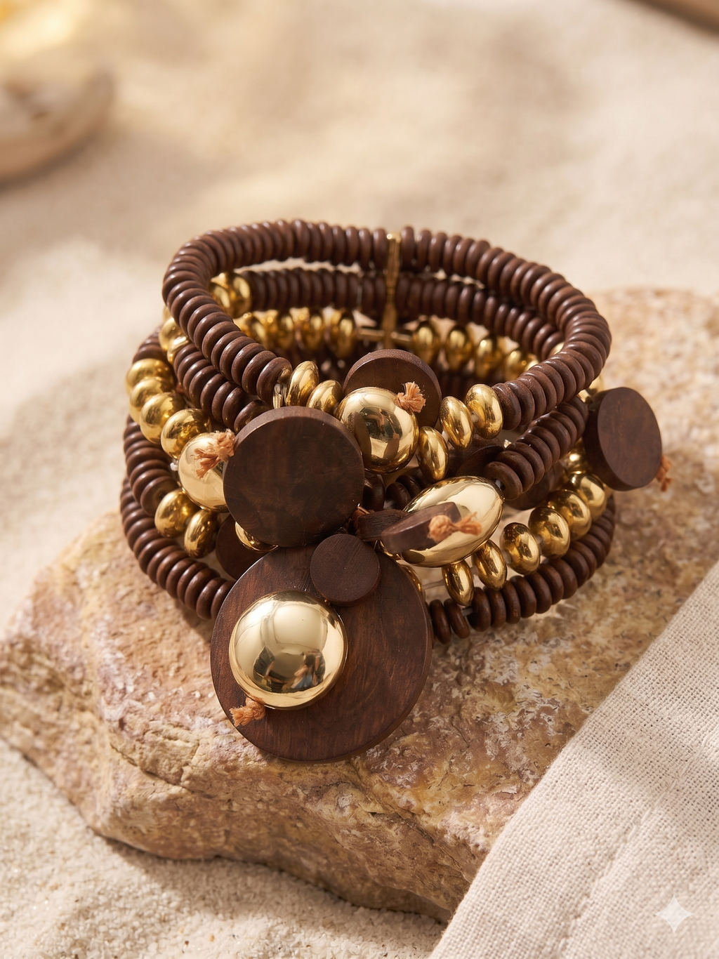 Conjunto de Pulseiras Elásticas Femininas em Madeira e Contas Douradas, Pulseira Multicamada Estilo Boho e Étnico, Acessório de Moda Artesanal para Senhora.