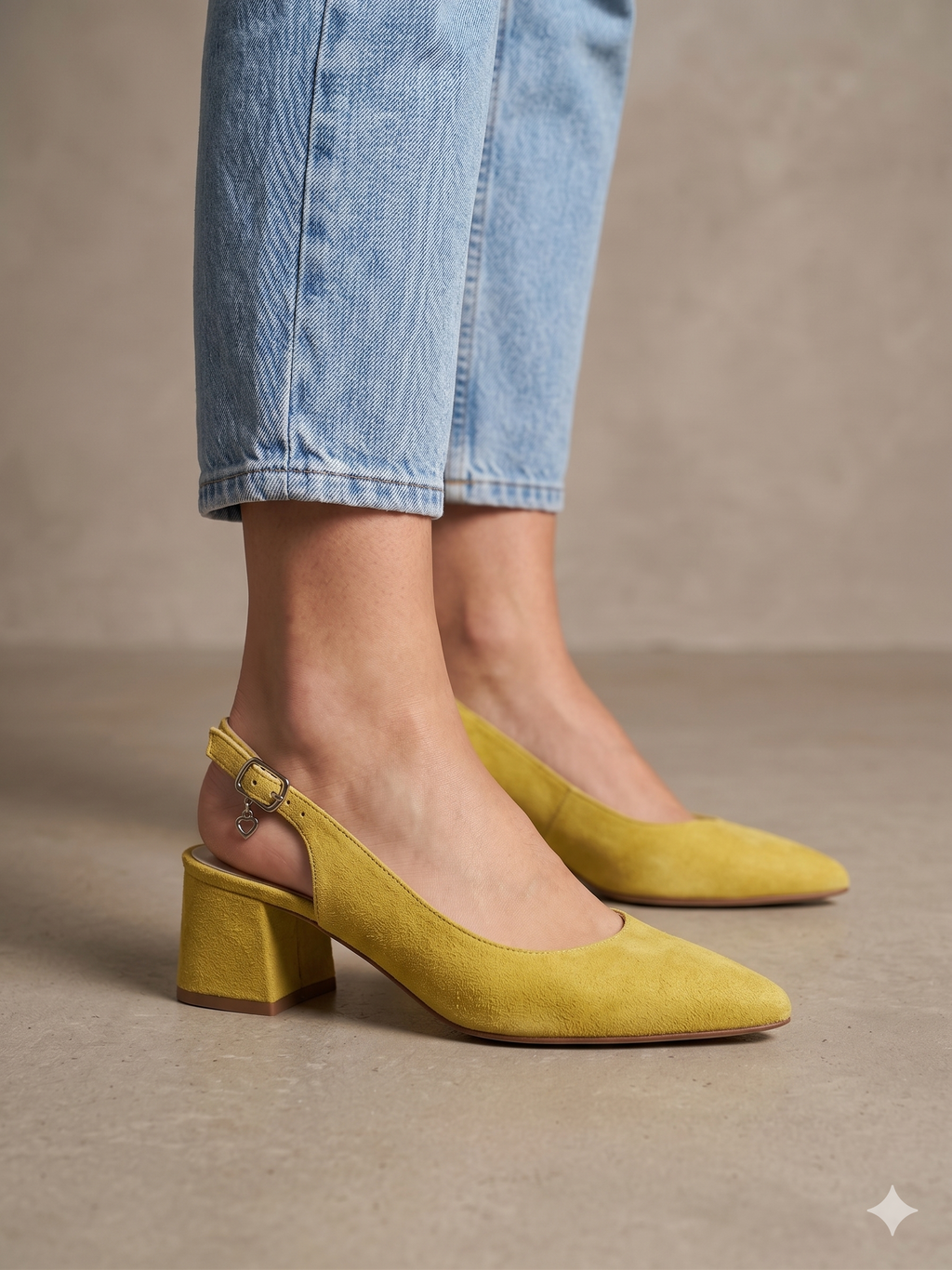 Sapato de senhora slingback em camurça amarelo mostarda Macadi; sapatos de salto médio grosso com biqueira fina e fivela; calçado elegante e confortável para cerimónia ou escritório