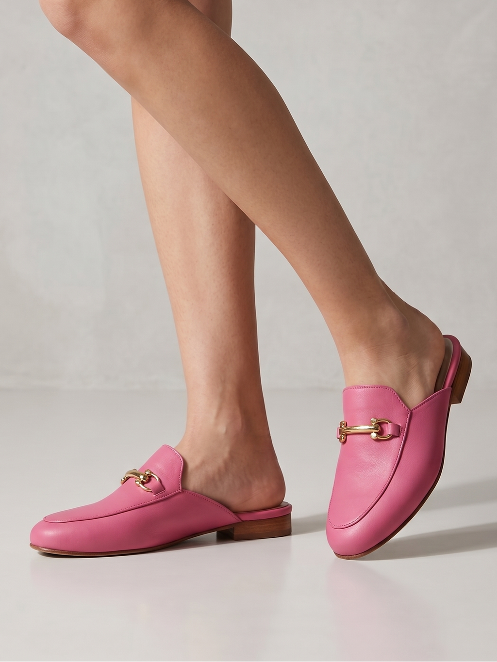 Mule Feminina em Pele Rosa com Fivela Dourada Macadi; Sapato Casual Elegante; Fabricado em Portugal
