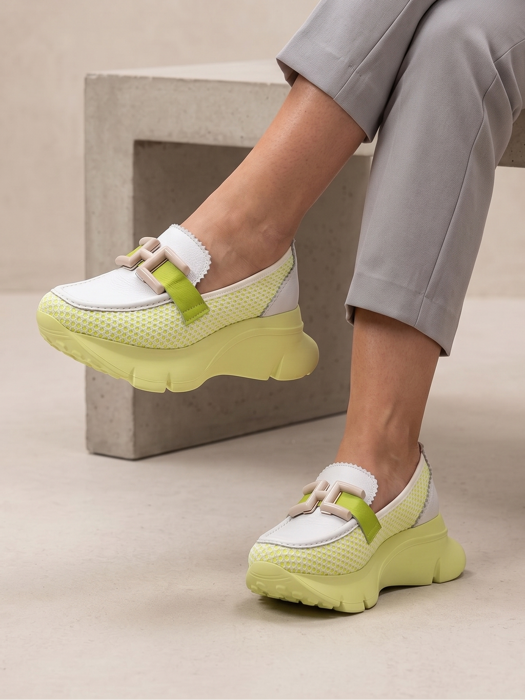 Mocassim Hispanitas Mulher Branco e Verde Lima; Sapatos Mocassins Desportivos de Plataforma em Pele com Malha Respirável e Fivela Confortáveis