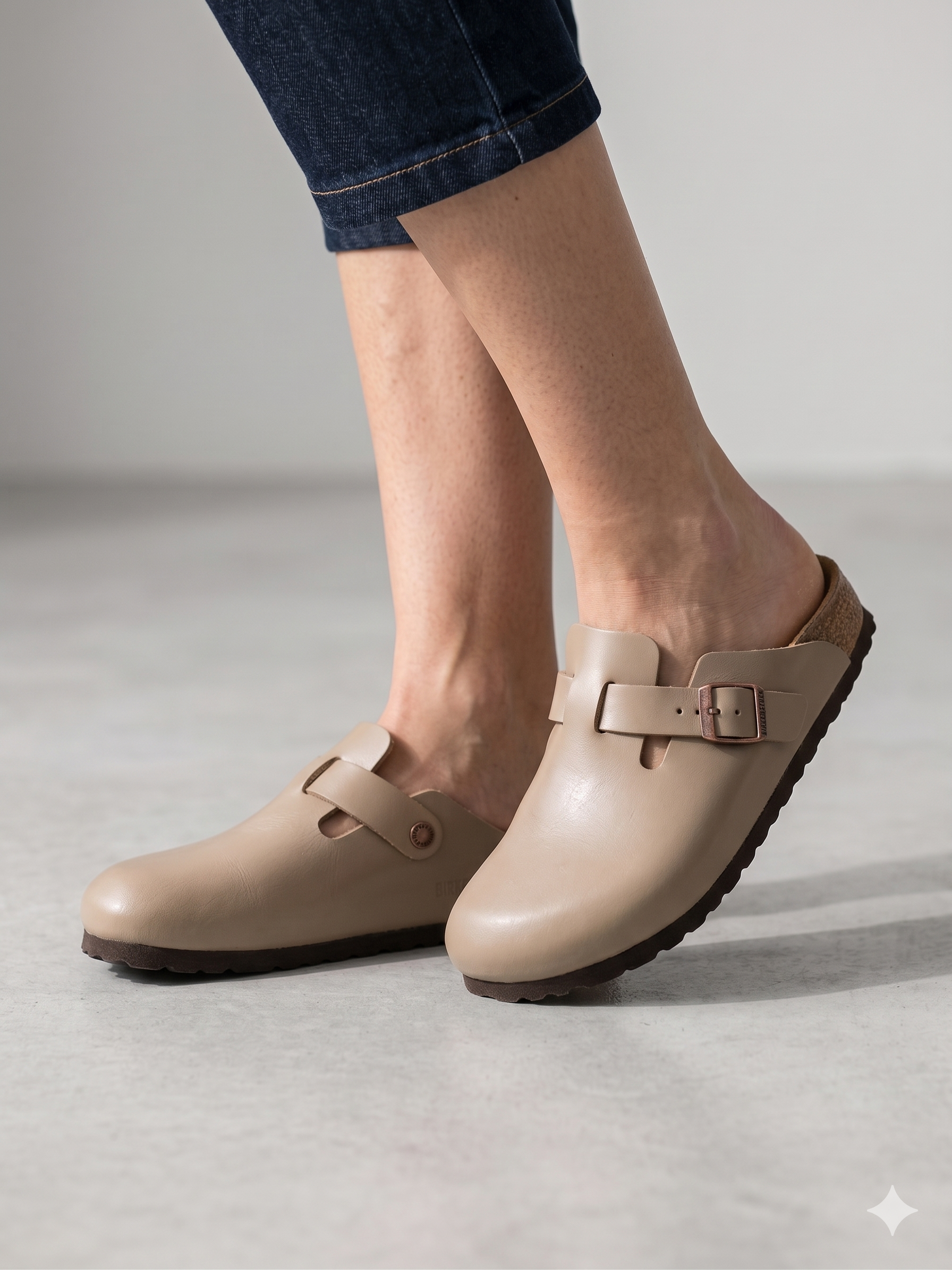 Sapatos Birkenstock Boston Bege casuais de camurça com fivela ajustável, socos confortáveis com sola de cortiça ergonómica, calçado unissexo estilo clássico para uso diário
