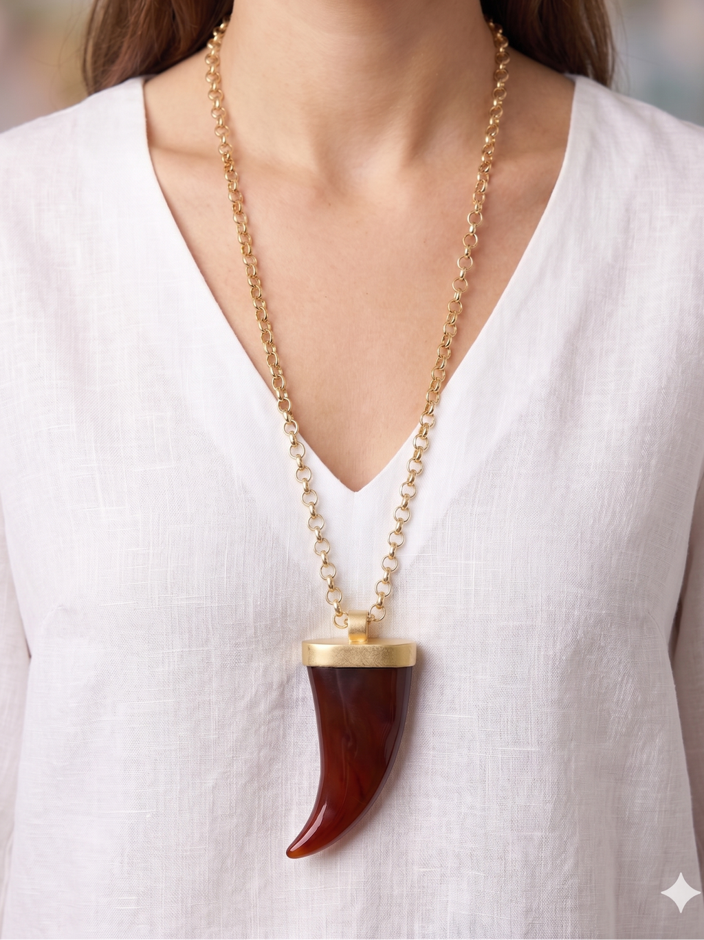 Colar Longo Feminino Corrente Dourada Elo Português com Pingente Chifre Dente Resina Marrom Estilo Boho Chic Elegante