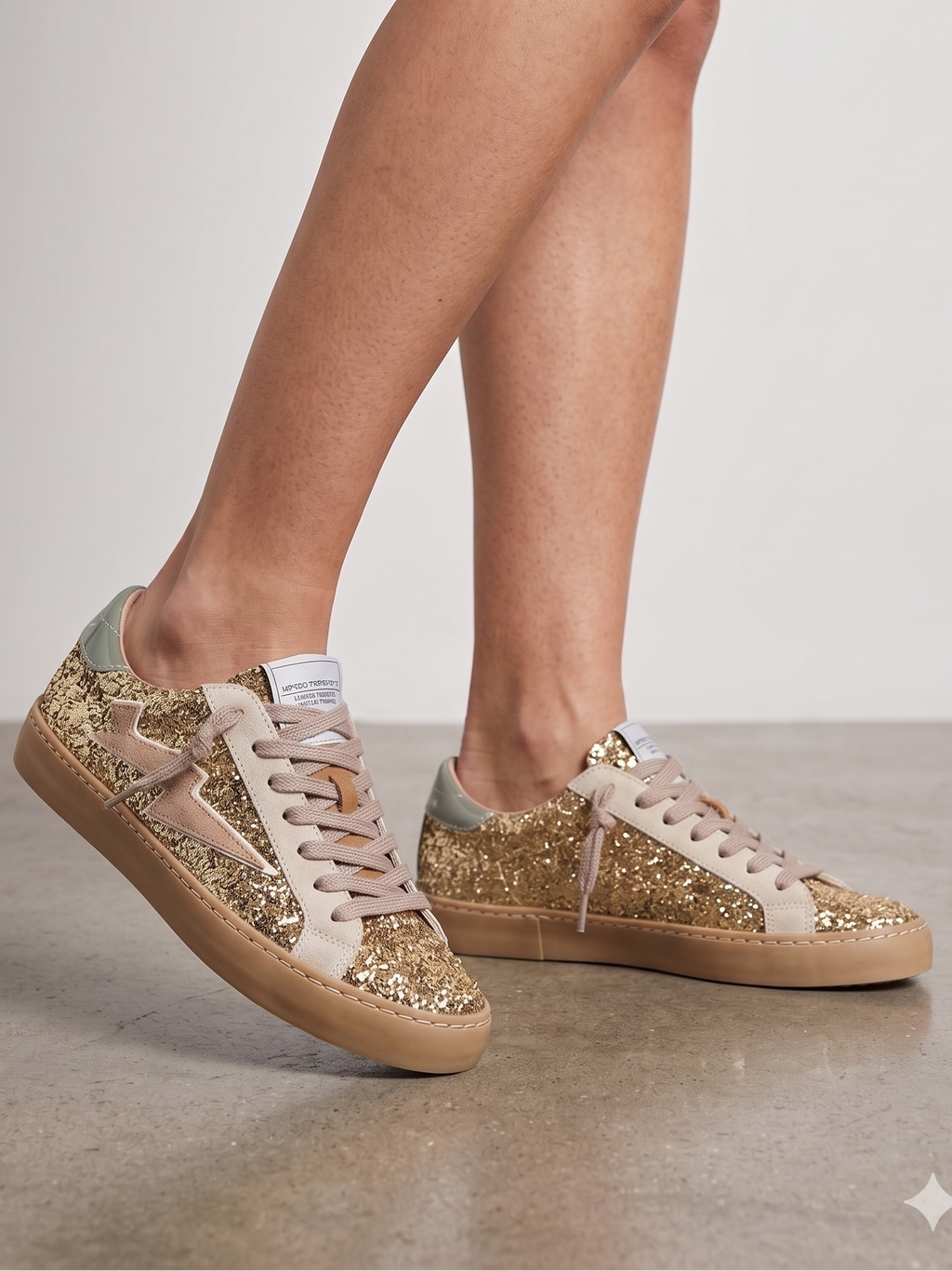 Sapatilhas Femininas Brilhantes com Glitter Dourado; Ténis Corina Casual de Moda com Detalhe de Raio Bege Azul e Sola Confortável; Calçado Estiloso para Senhora