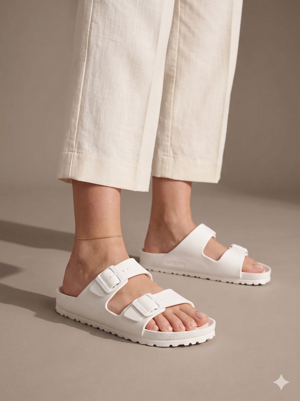Sandálias Birkenstock Arizona EVA originais com fivelas ajustáveis, chinelos confortáveis de verão para homem e mulher, cor White Branco, material ultraleve e resistente à água, calçado ideal para praia e lazer