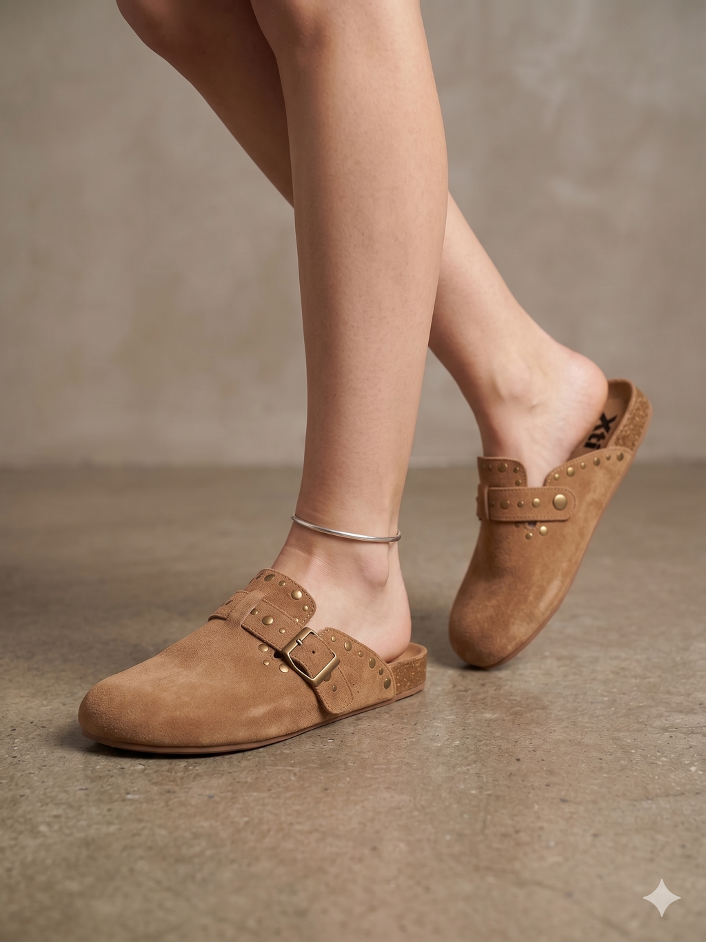 Socas de Camurça Castanho Camel Femininos Xti; Mules Confortáveis Estilo Boston com Fivela e Tachas; Chinelos Fechados Casuais de Verão