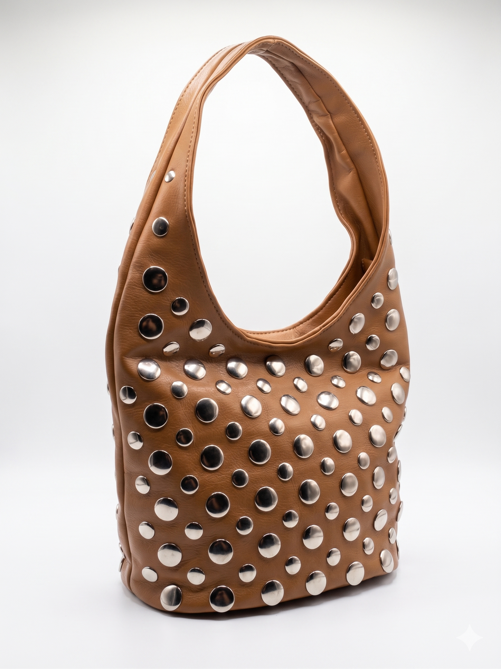 Mala de Ombro Feminina Xti Marrom em Pele Sintética com Tachas Prateadas, Bolsa Hobo Elegante com Bolso Exterior e Fecho de Correr, Acessório Casual de Moda Original para Mulher