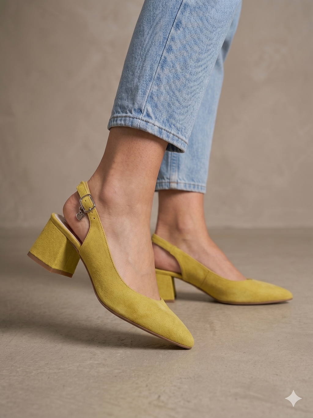 Sapato de senhora slingback em camurça amarelo mostarda Macadi; sapatos de salto médio grosso com biqueira fina e fivela; calçado elegante e confortável para cerimónia ou escritório