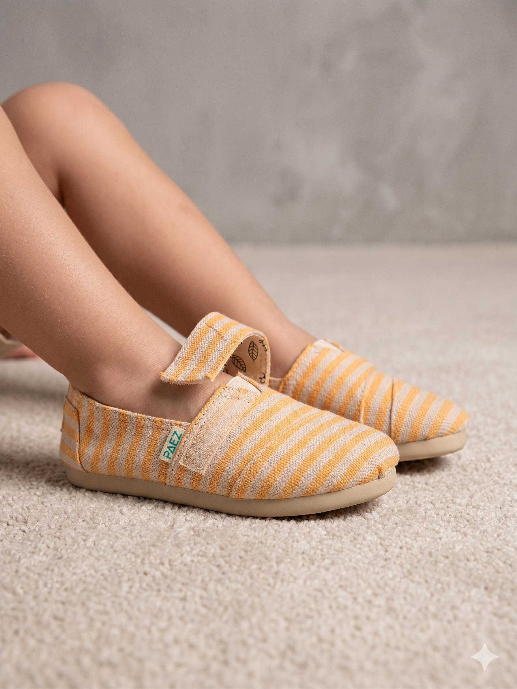 Alpargatas Infantis Paez com Riscas Amarelas e Brancas; Sapatos de Lona para Criança com Fecho de Velcro; Calçado Casual Confortável e Respirável para Verão; Alpargatas Clássicas de Tecido com Sola de Borracha