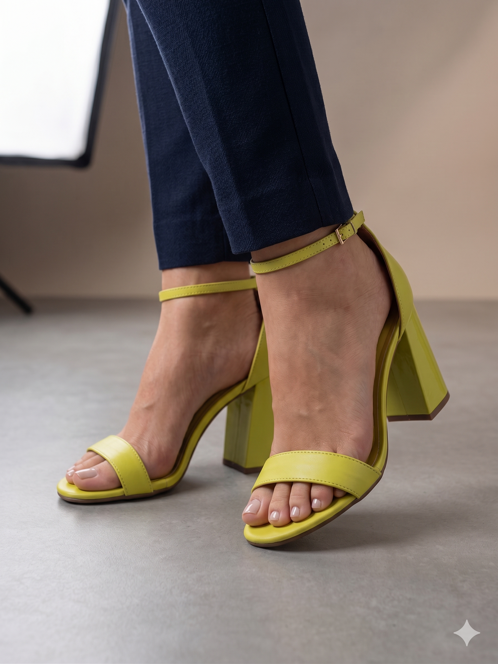 Sandália Vizzano Salto Bloco Alto; Calçado Feminino Amarelo Neon Tendência; Sapato com Tira no Tornozelo para Verão e Balada