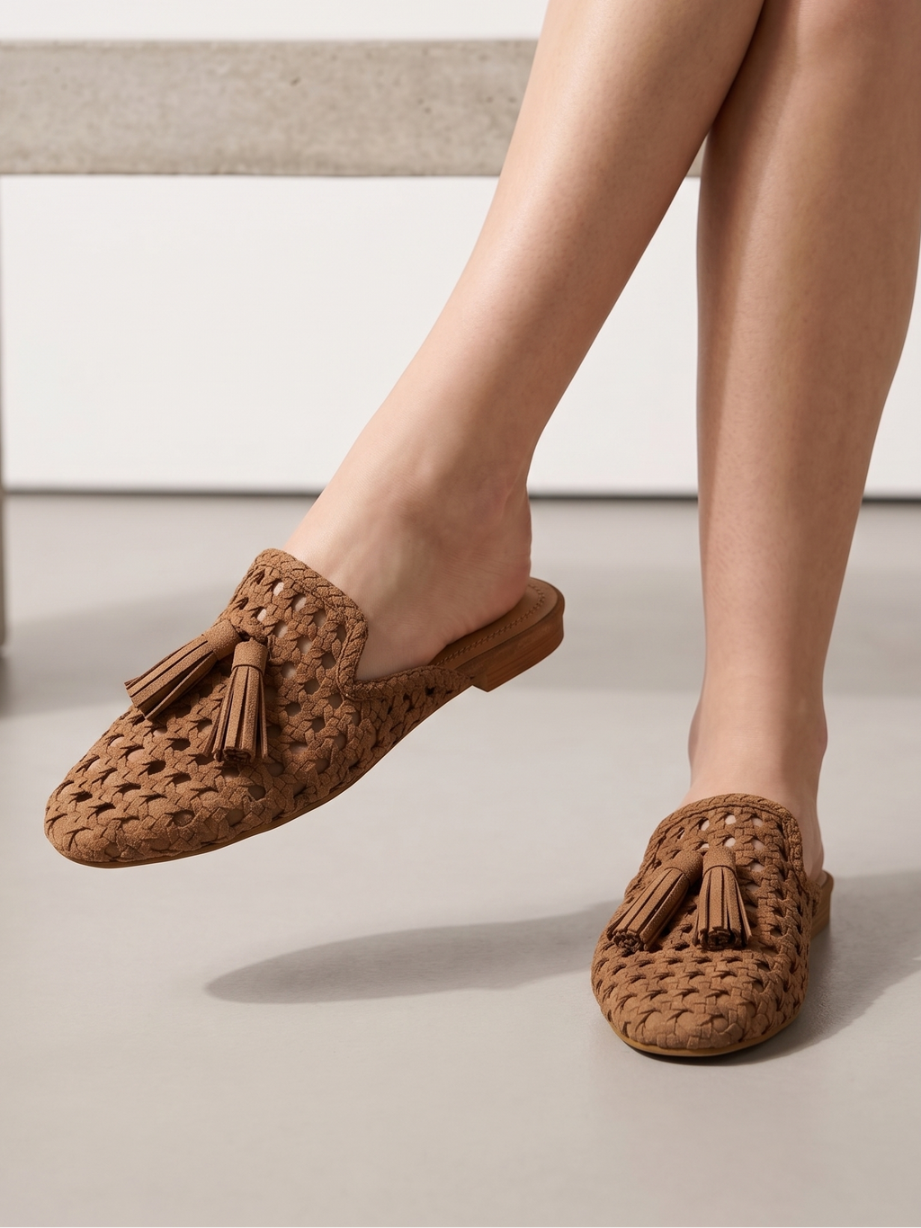Mule Corina Feminino de Verão em Camurça Entrelaçada com Tassel; Sapato Casual Aberto Confortável Estilo Boho; Sabrinas Sem Salto Respiráveis para Senhora Cor Castanho Camel