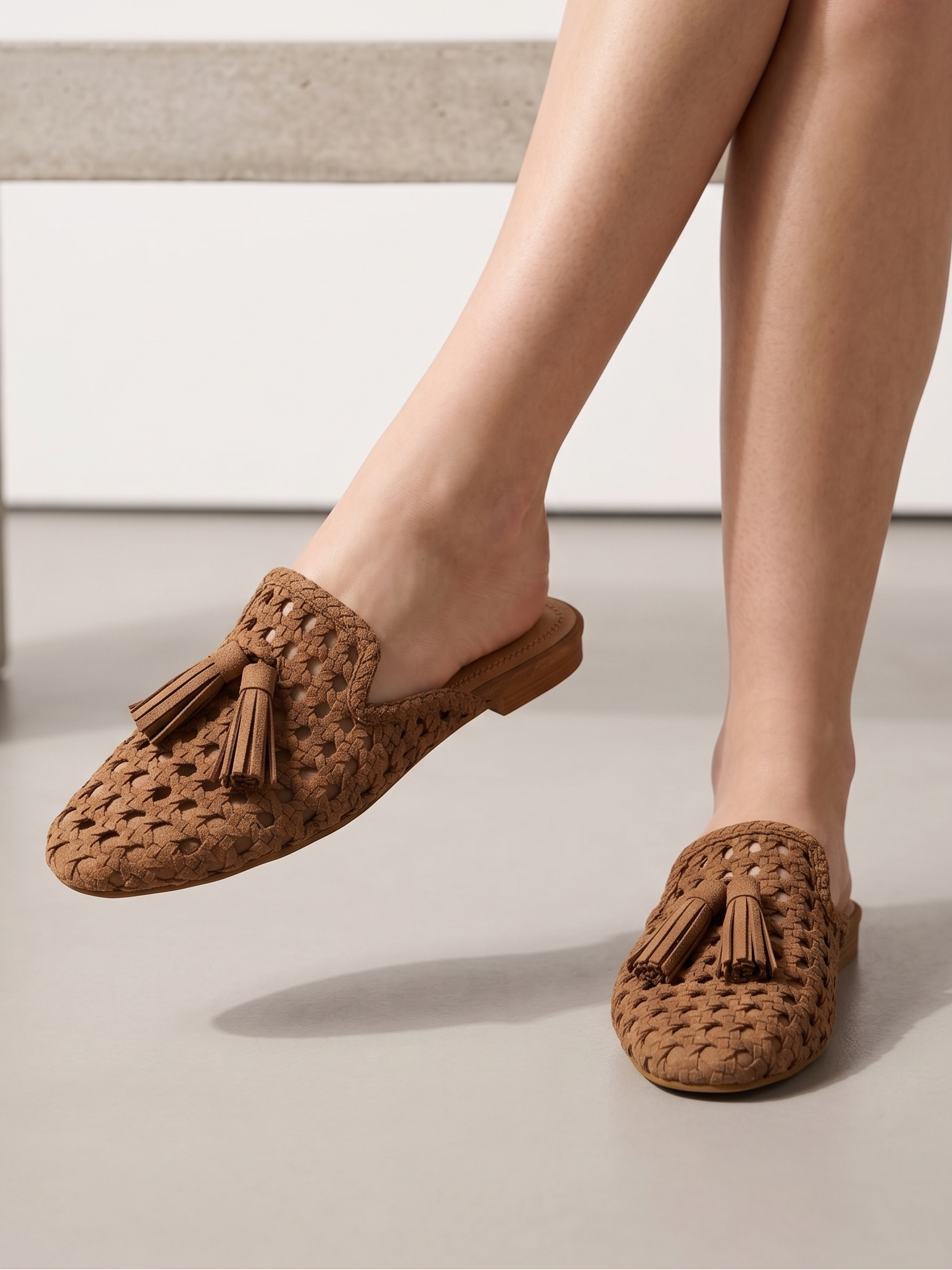Mule Corina Feminino de Verão em Camurça Entrelaçada com Tassel; Sapato Casual Aberto Confortável Estilo Boho; Sabrinas Sem Salto Respiráveis para Senhora Cor Castanho Camel