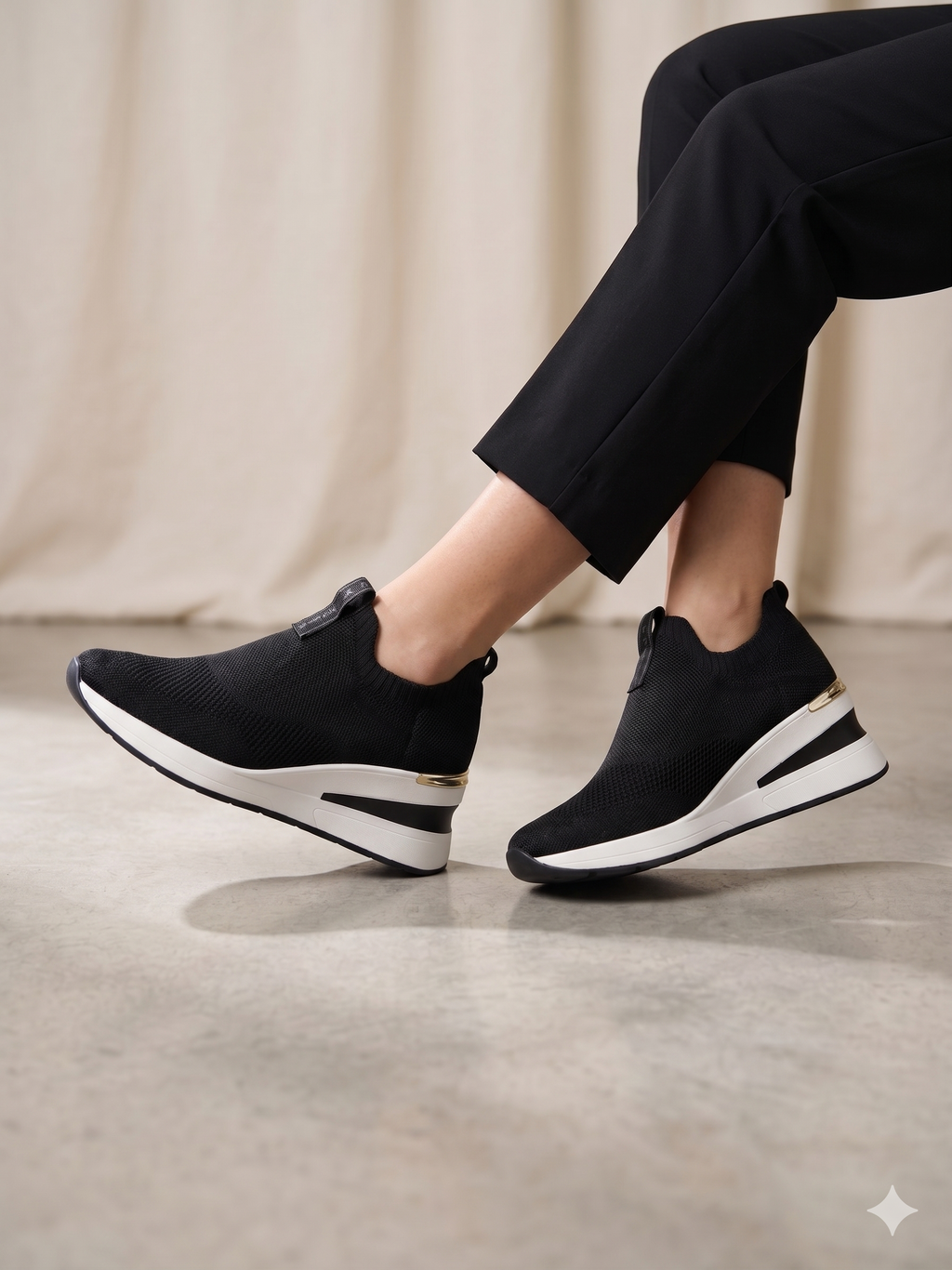 Sapatilhas Xti slip-on sem atacadores pretas com cunha e detalhe dourado; ténis de senhora em malha elástica confortáveis; calçado feminino moderno e leve para o dia a dia