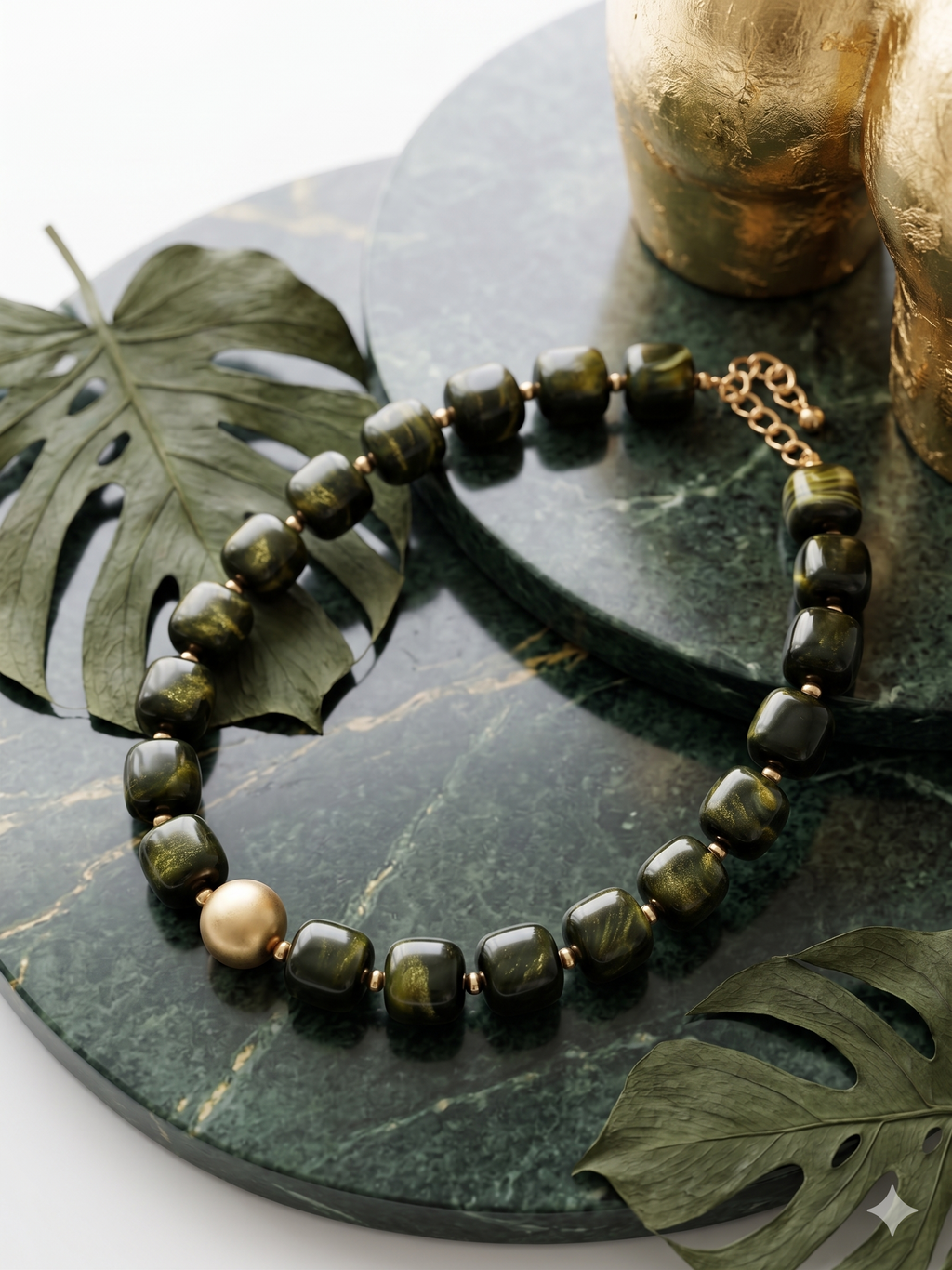 Colar Gargantilha de Contas de Resina Verde Musgo com Esfera Dourada Central, Colar Curto Feminino Ajustável, Acessório de Moda Elegante para Festa e Dia a Dia.