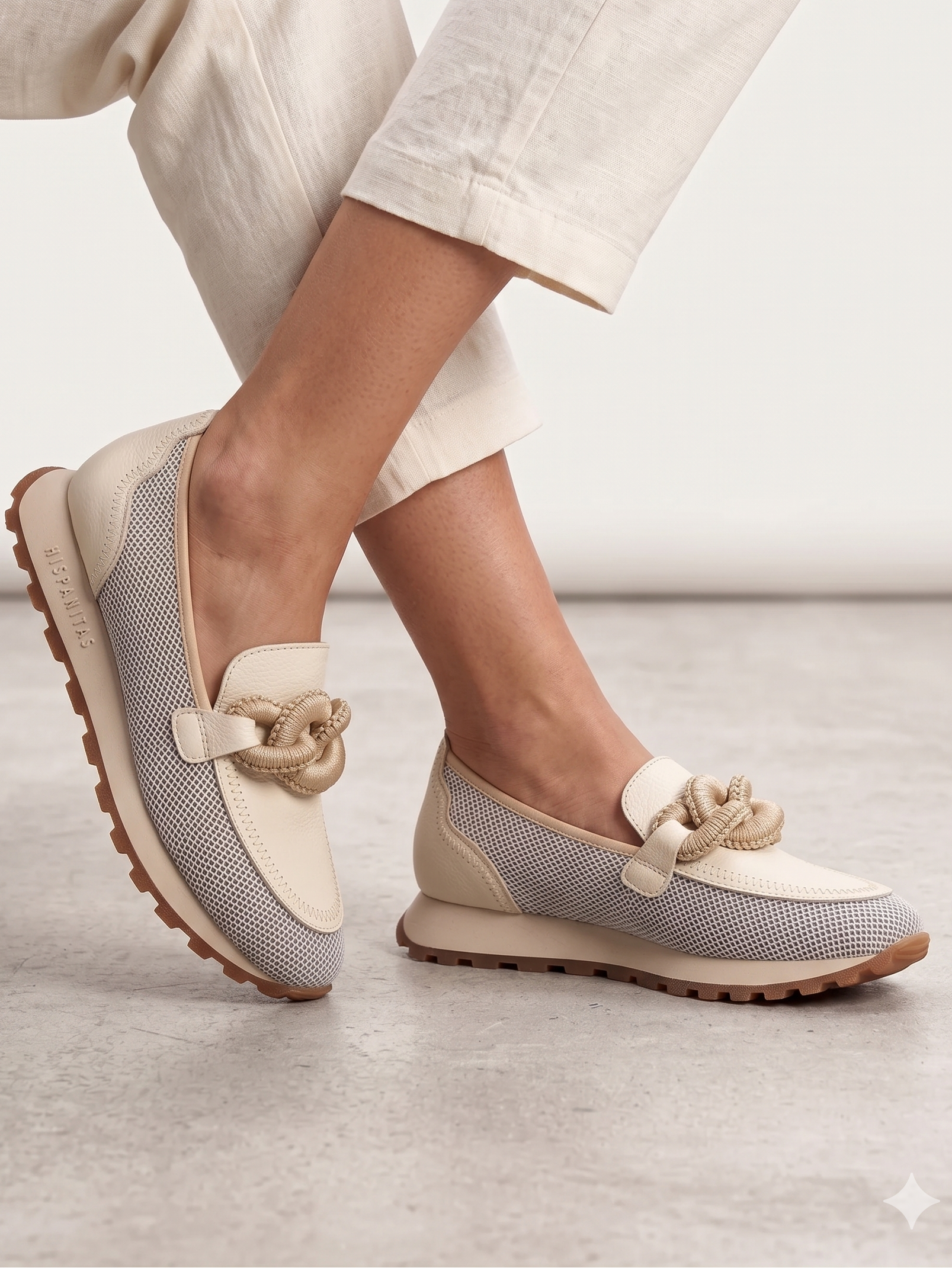 Mocassins Hispanitas Mulher Creme; Sapatos Mocasins Desportivos em Pele com Malha Respirável e Detalhe de Corrente Intercalada Confortáveis