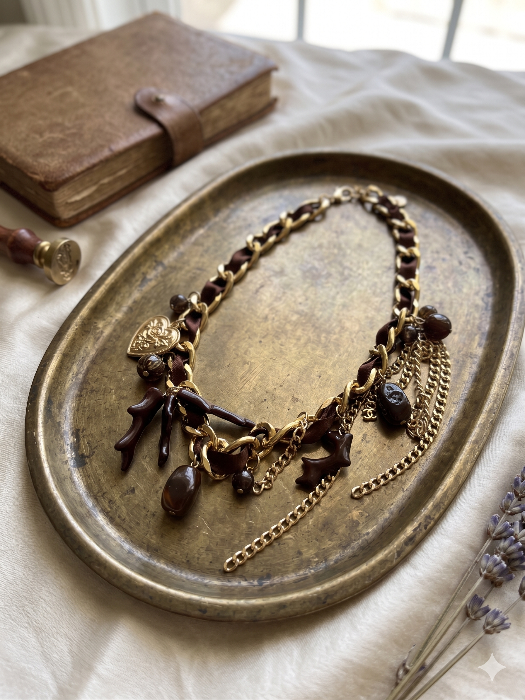 Colar de Corrente Dourada com Fita de Cetim Castanha; Gargantilha Feminina com Pendentes de Coração e Pedras; Bijuteria Elegante Estilo Boho para Senhora
