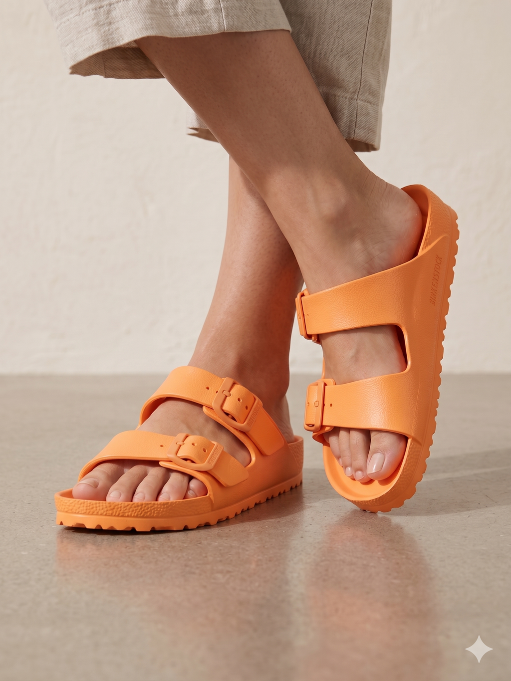 Sandálias Birkenstock Arizona EVA originais com fivelas ajustáveis, chinelos confortáveis de verão para homem e mulher, cor Orange Laranja Neon, material ultraleve e resistente à água, calçado ideal para praia e lazer