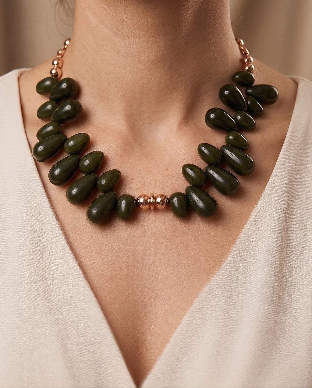Colar Pedras Grandes Verde Escuro Gargantilha Moderna Ajustável Acabamento Dourado Bijuteria Feminina de Luxo Acessório Elegante para Festas