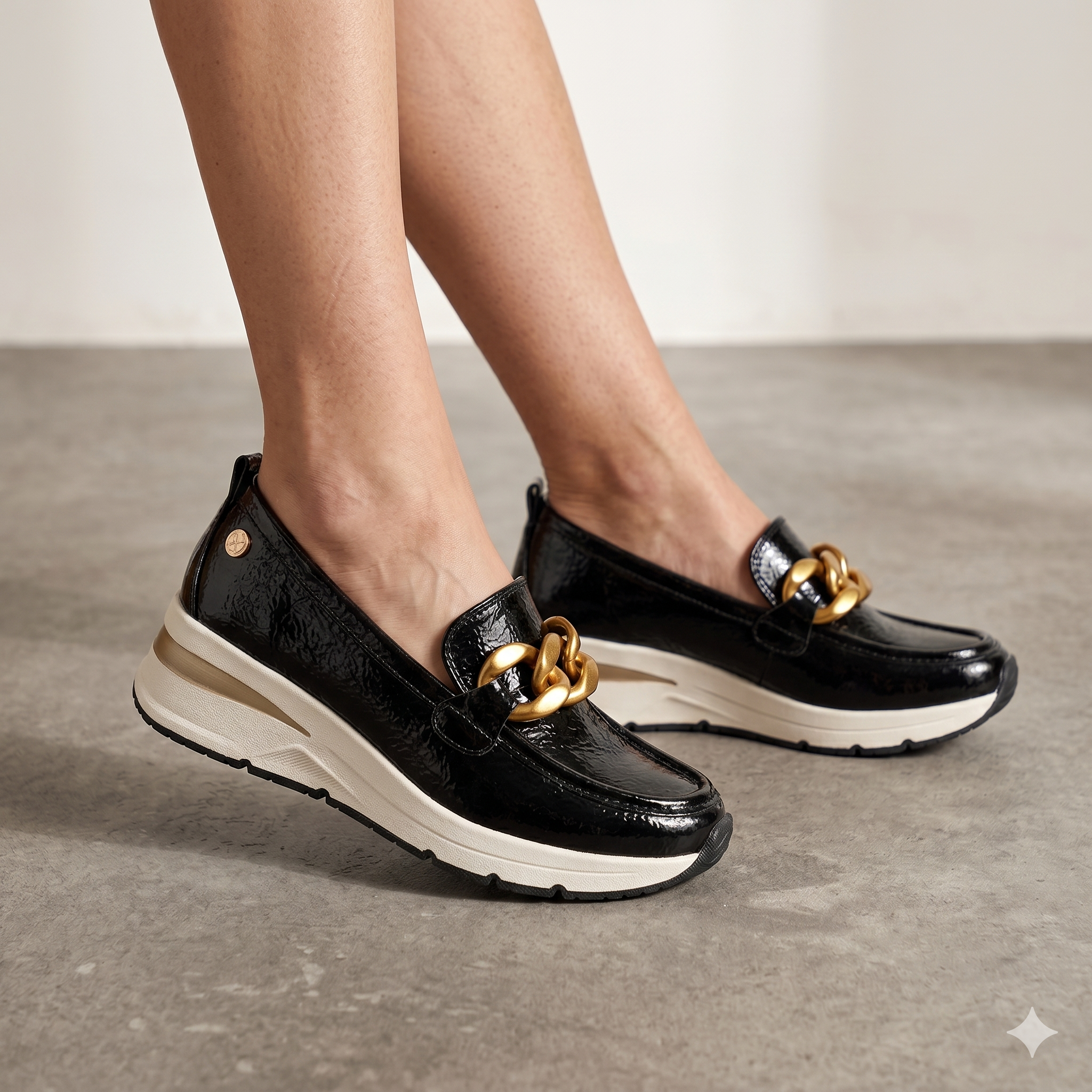 Mocassim Femininos Xti Eco Pele Envernizada Preta com Corrente Dourada, Sapatos Loafers com Sola Desportiva Confortável, Design Casual Chic