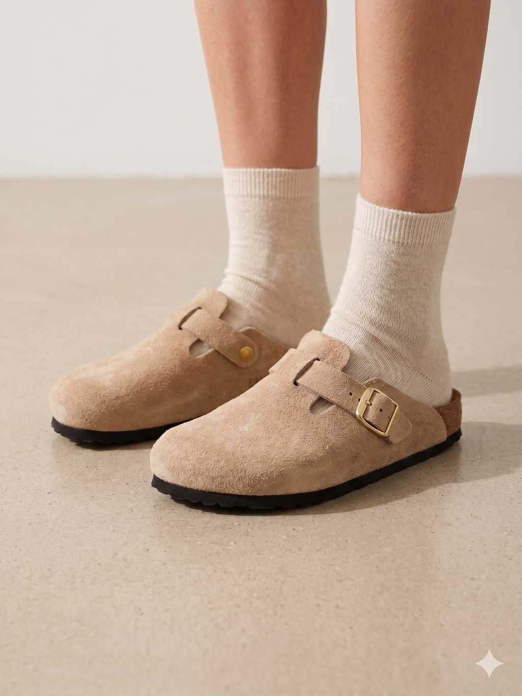 Sapatos Birkenstock Boston BS Sandcastle Bege casuais em camurça, socas confortáveis com fivela ajustável e sola de cortiça, calçado unissexo estilo boho para outono e inverno