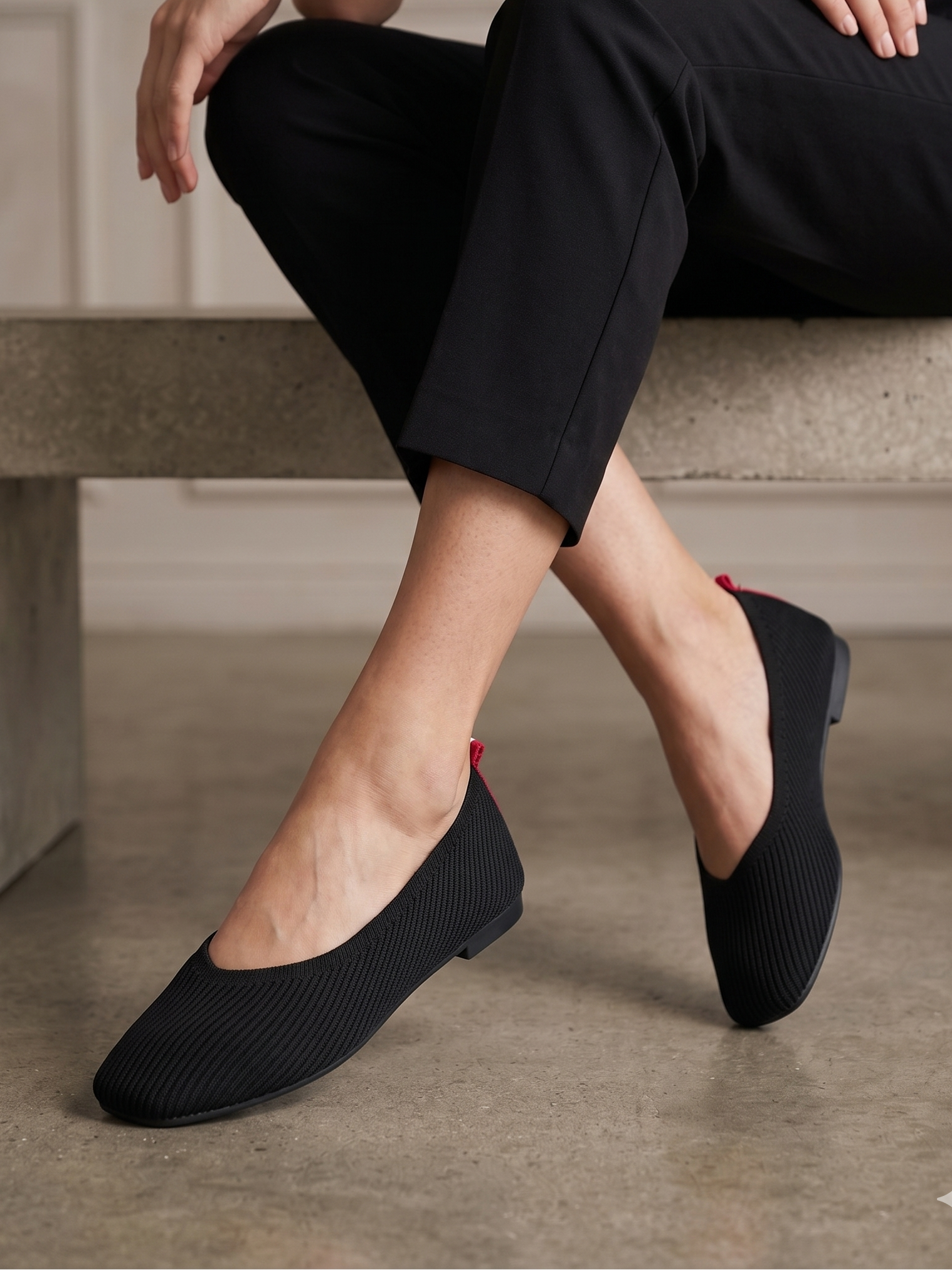 Sabrinas Pretas Fashion em Malha Flexível e Respirável; Sapatos Rasos Femininos Super Confortáveis com Detalhe Traseiro às Riscas para o Dia a Dia