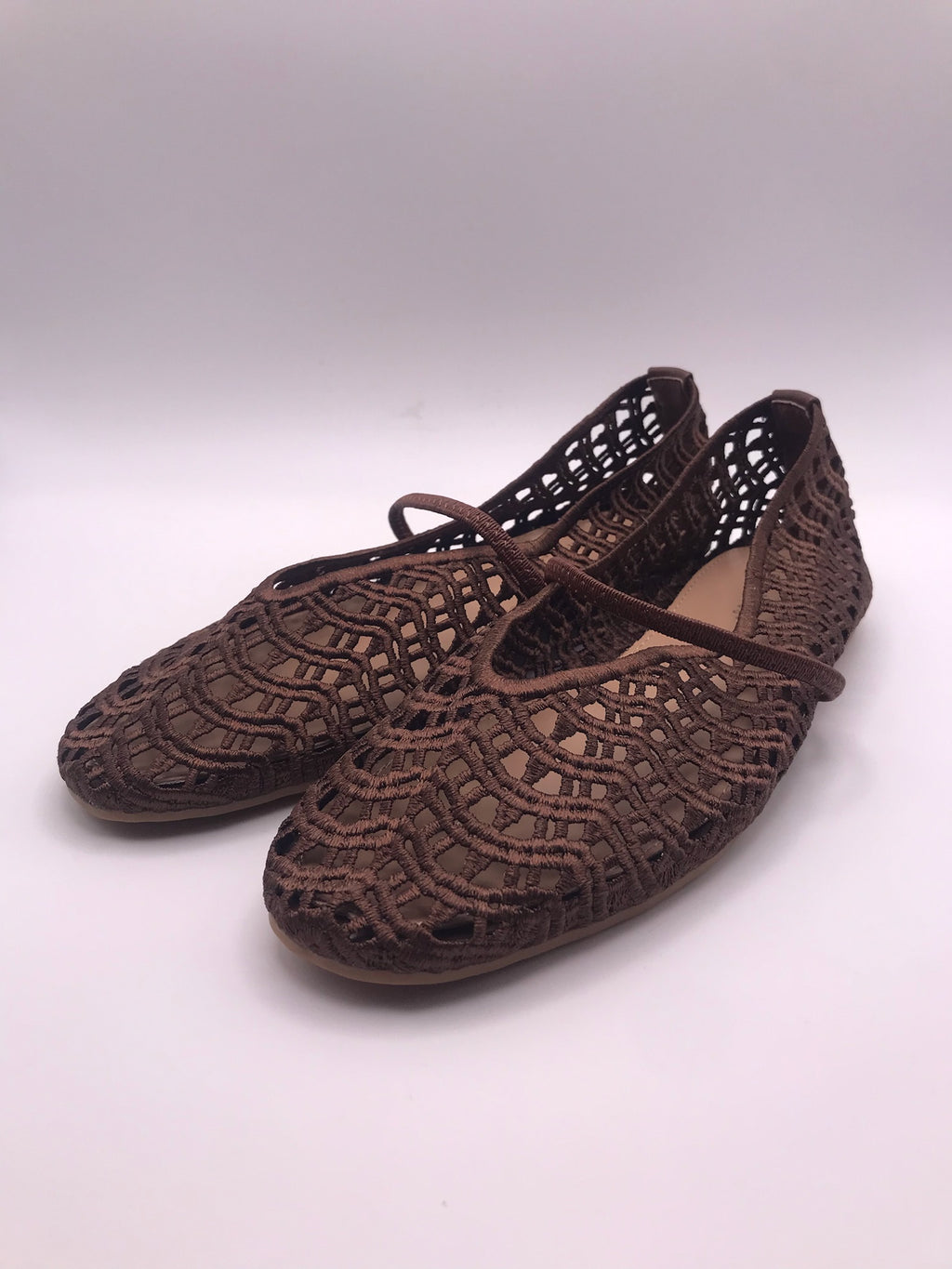Sapatilhas de senhora em crochê castanho Ideal Shoes, sabrinas rasas confortáveis com tira, sapatos casuais de verão respiráveis, novos e elegantes.
