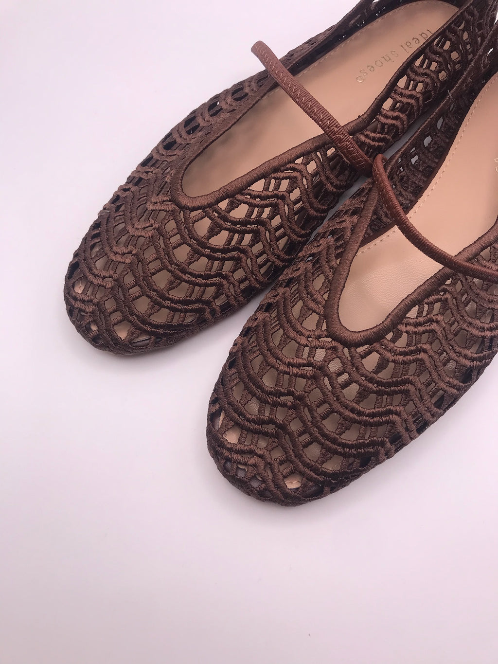 Sapatilhas de senhora em crochê castanho Ideal Shoes, sabrinas rasas confortáveis com tira, sapatos casuais de verão respiráveis, novos e elegantes.