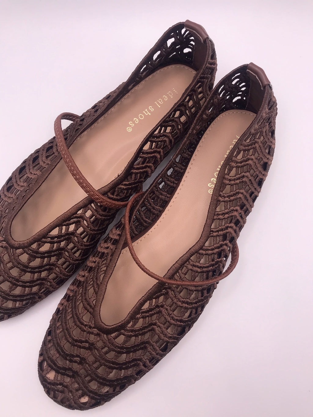 Sapatilhas de senhora em crochê castanho Ideal Shoes, sabrinas rasas confortáveis com tira, sapatos casuais de verão respiráveis, novos e elegantes.