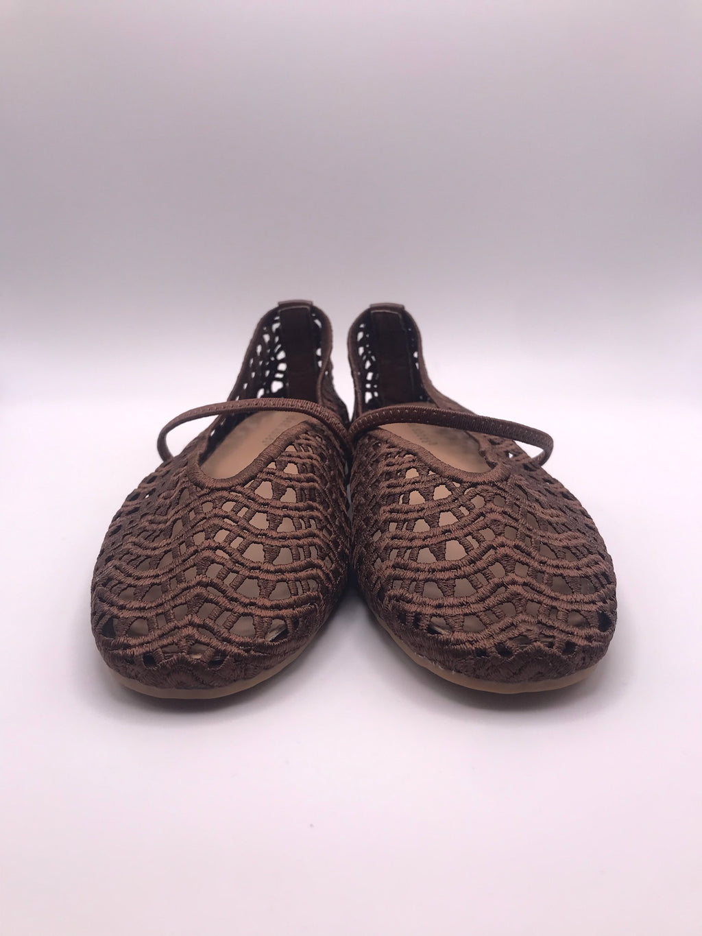 Sapatilhas de senhora em crochê castanho Ideal Shoes, sabrinas rasas confortáveis com tira, sapatos casuais de verão respiráveis, novos e elegantes.