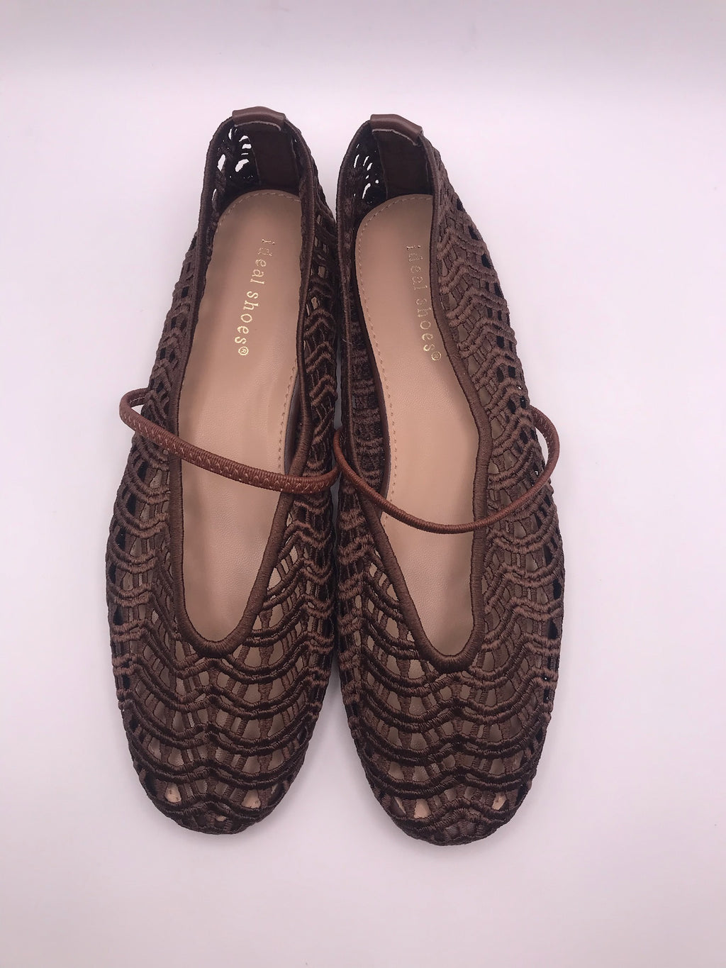 Sapatilhas de senhora em crochê castanho Ideal Shoes, sabrinas rasas confortáveis com tira, sapatos casuais de verão respiráveis, novos e elegantes.