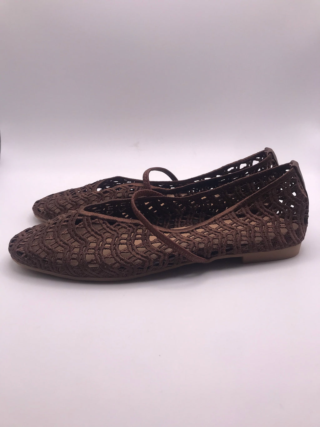 Sapatilhas de senhora em crochê castanho Ideal Shoes, sabrinas rasas confortáveis com tira, sapatos casuais de verão respiráveis, novos e elegantes.