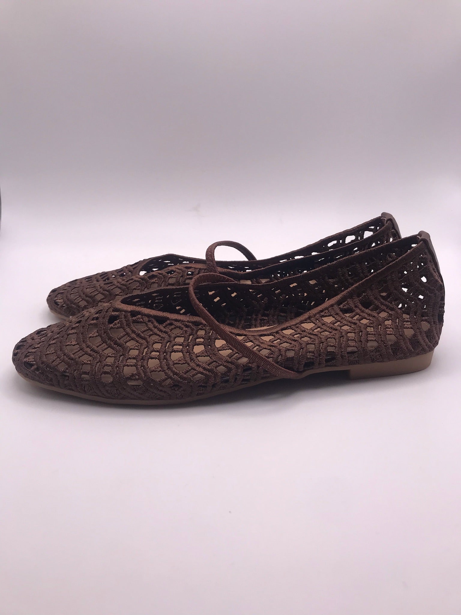 Sapatilhas de senhora em crochê castanho Ideal Shoes, sabrinas rasas confortáveis com tira, sapatos casuais de verão respiráveis, novos e elegantes.