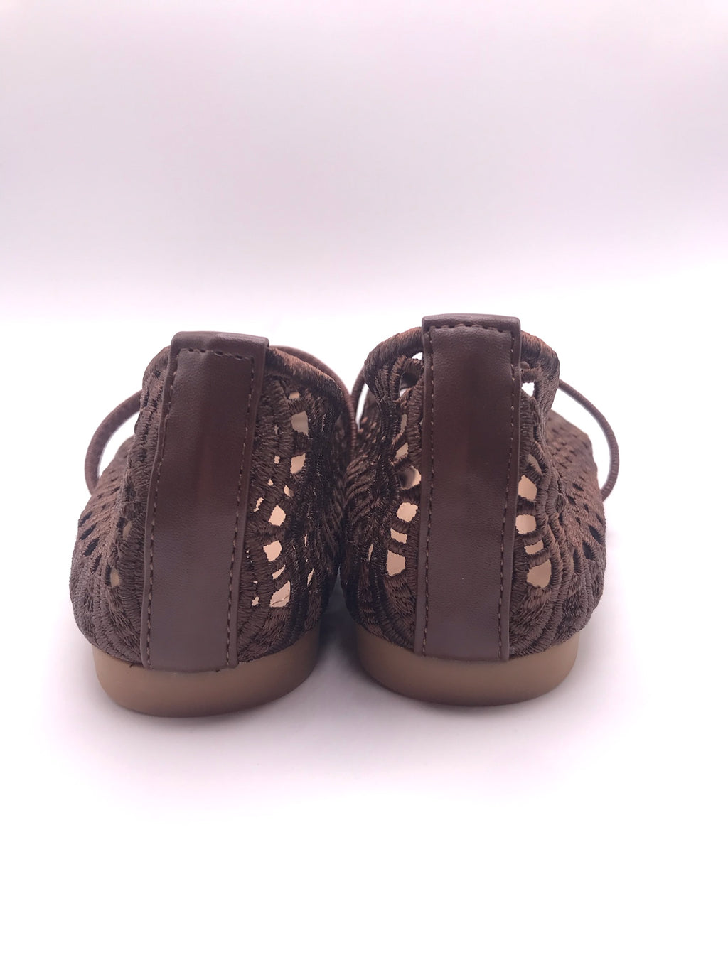 Sapatilhas de senhora em crochê castanho Ideal Shoes, sabrinas rasas confortáveis com tira, sapatos casuais de verão respiráveis, novos e elegantes.