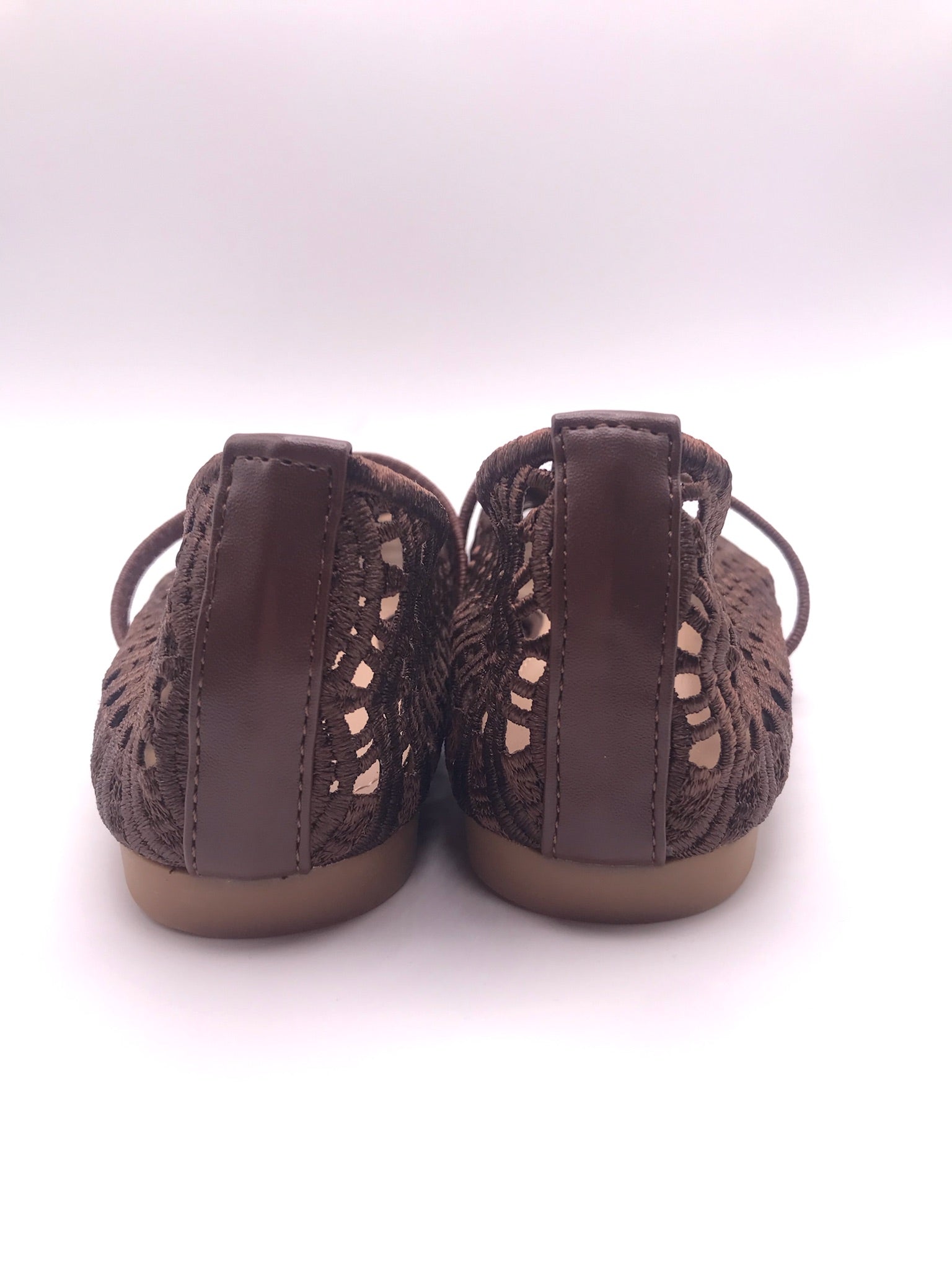 Sapatilhas de senhora em crochê castanho Ideal Shoes, sabrinas rasas confortáveis com tira, sapatos casuais de verão respiráveis, novos e elegantes.