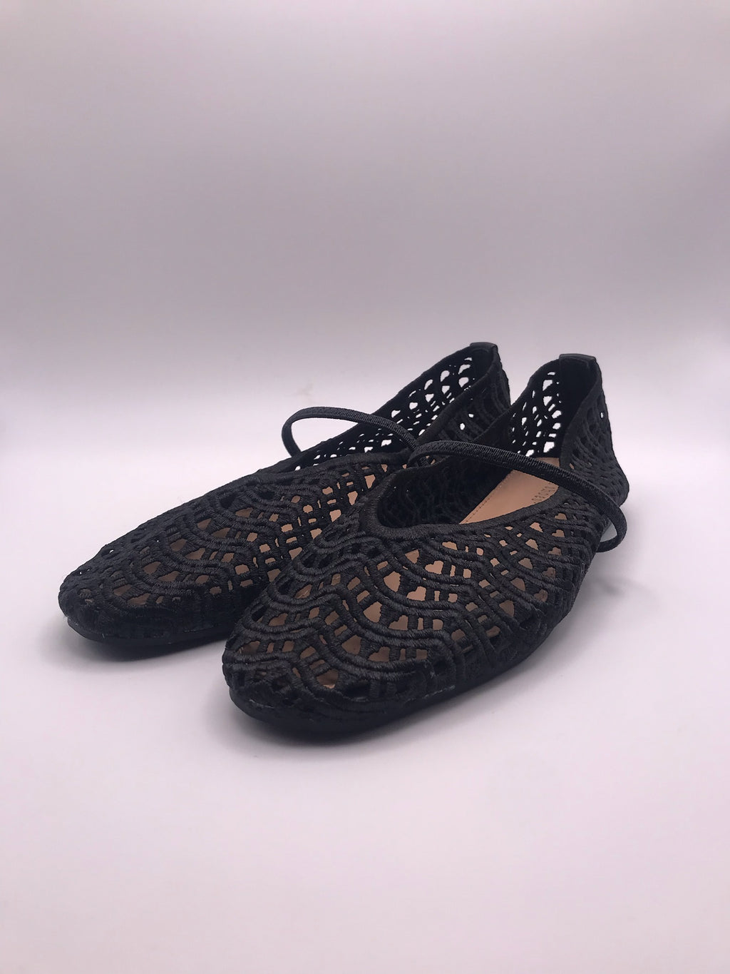 Sapatilhas de senhora em crochê preto Ideal Shoes, sabrinas rasas confortáveis com tira, sapatos casuais de verão respiráveis, novos e elegantes.