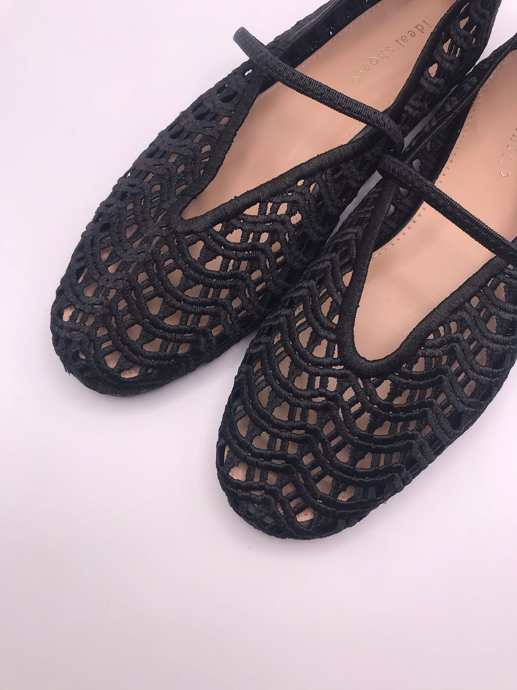 Sapatilhas de senhora em crochê preto Ideal Shoes, sabrinas rasas confortáveis com tira, sapatos casuais de verão respiráveis, novos e elegantes.