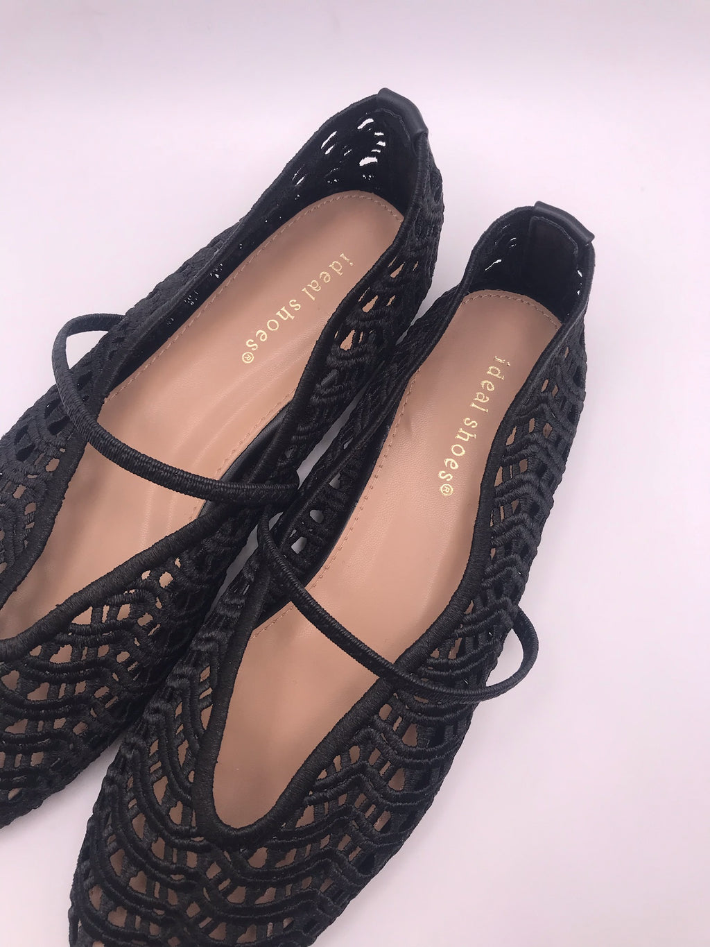 Sapatilhas de senhora em crochê preto Ideal Shoes, sabrinas rasas confortáveis com tira, sapatos casuais de verão respiráveis, novos e elegantes.