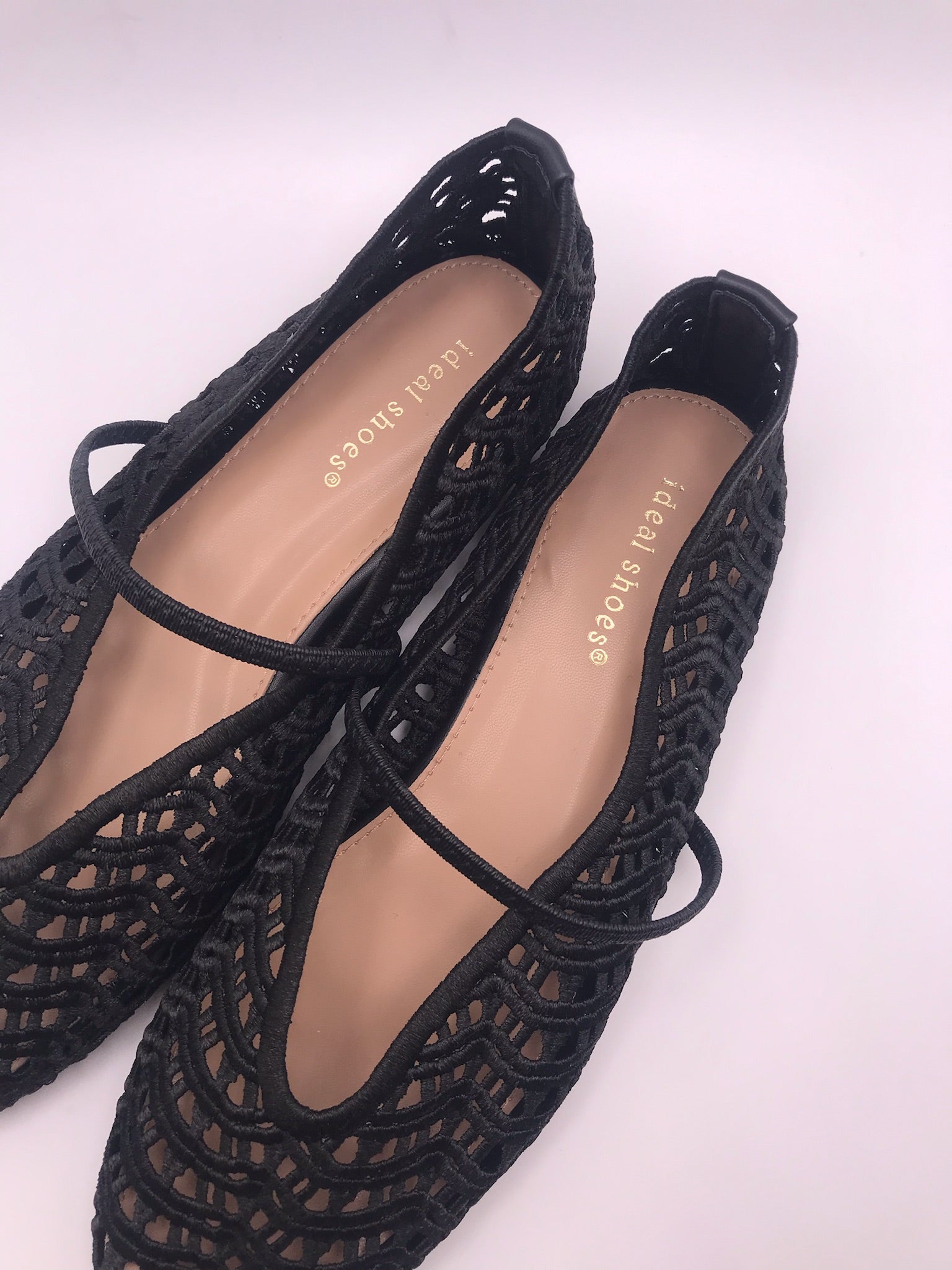 Sapatilhas de senhora em crochê preto Ideal Shoes, sabrinas rasas confortáveis com tira, sapatos casuais de verão respiráveis, novos e elegantes.