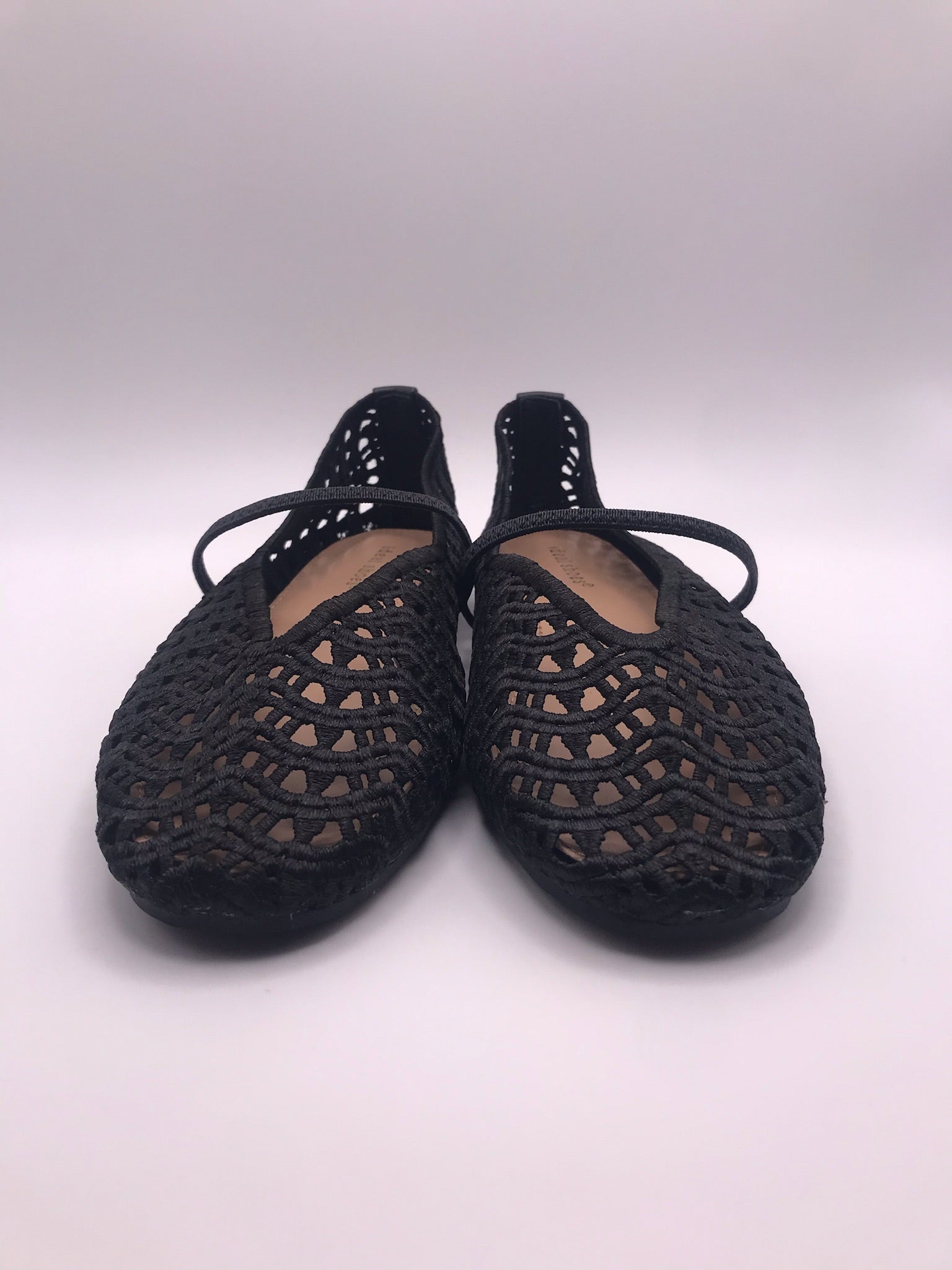 Sapatilhas de senhora em crochê preto Ideal Shoes, sabrinas rasas confortáveis com tira, sapatos casuais de verão respiráveis, novos e elegantes.