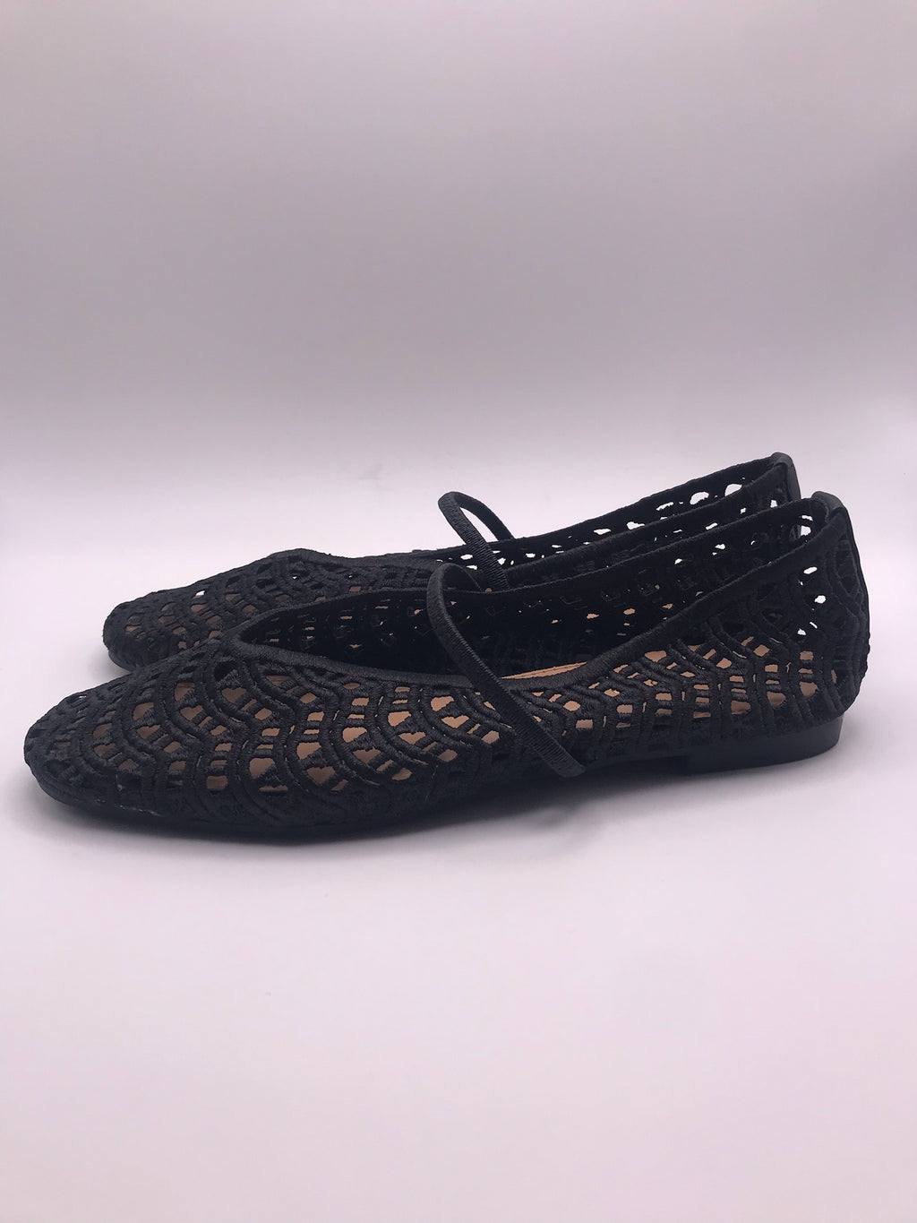 Sapatilhas de senhora em crochê preto Ideal Shoes, sabrinas rasas confortáveis com tira, sapatos casuais de verão respiráveis, novos e elegantes.