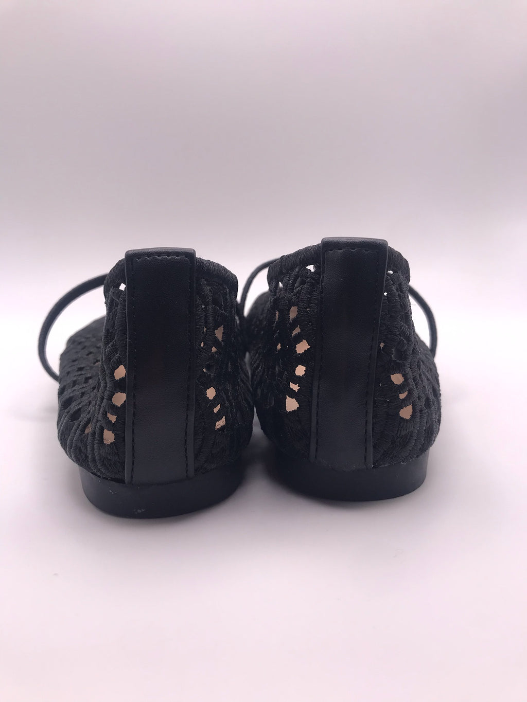 Sapatilhas de senhora em crochê preto Ideal Shoes, sabrinas rasas confortáveis com tira, sapatos casuais de verão respiráveis, novos e elegantes.