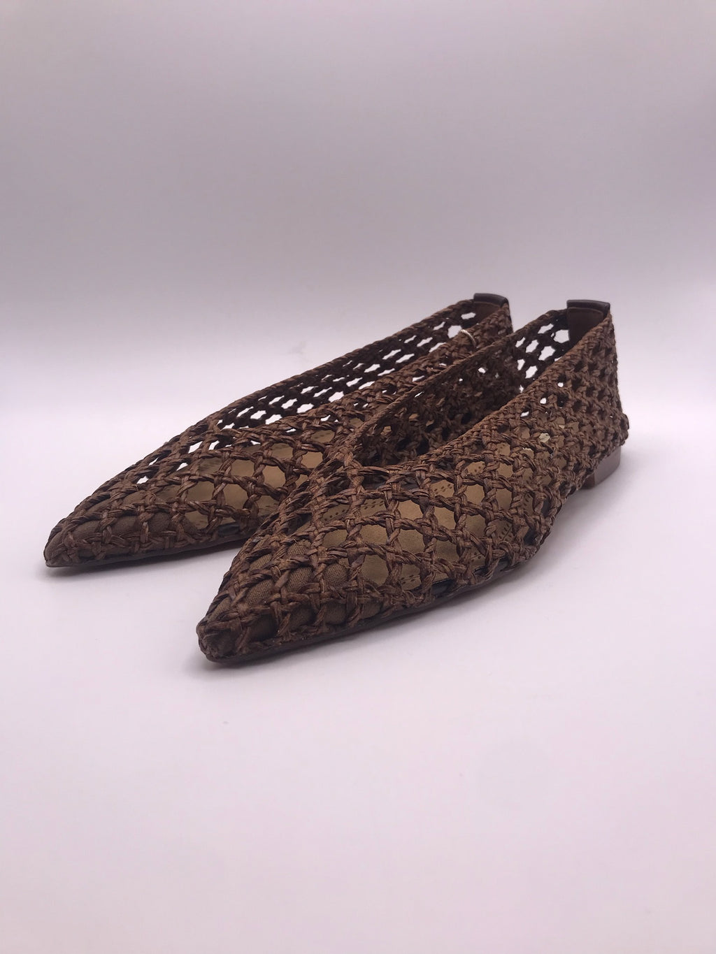 Sabrinas de senhora Corina em ráfia entrançada castanha, sapatos rasos pontiagudos estilo boho, sapatilhas de verão respiráveis e confortáveis, moda artesanal casual.